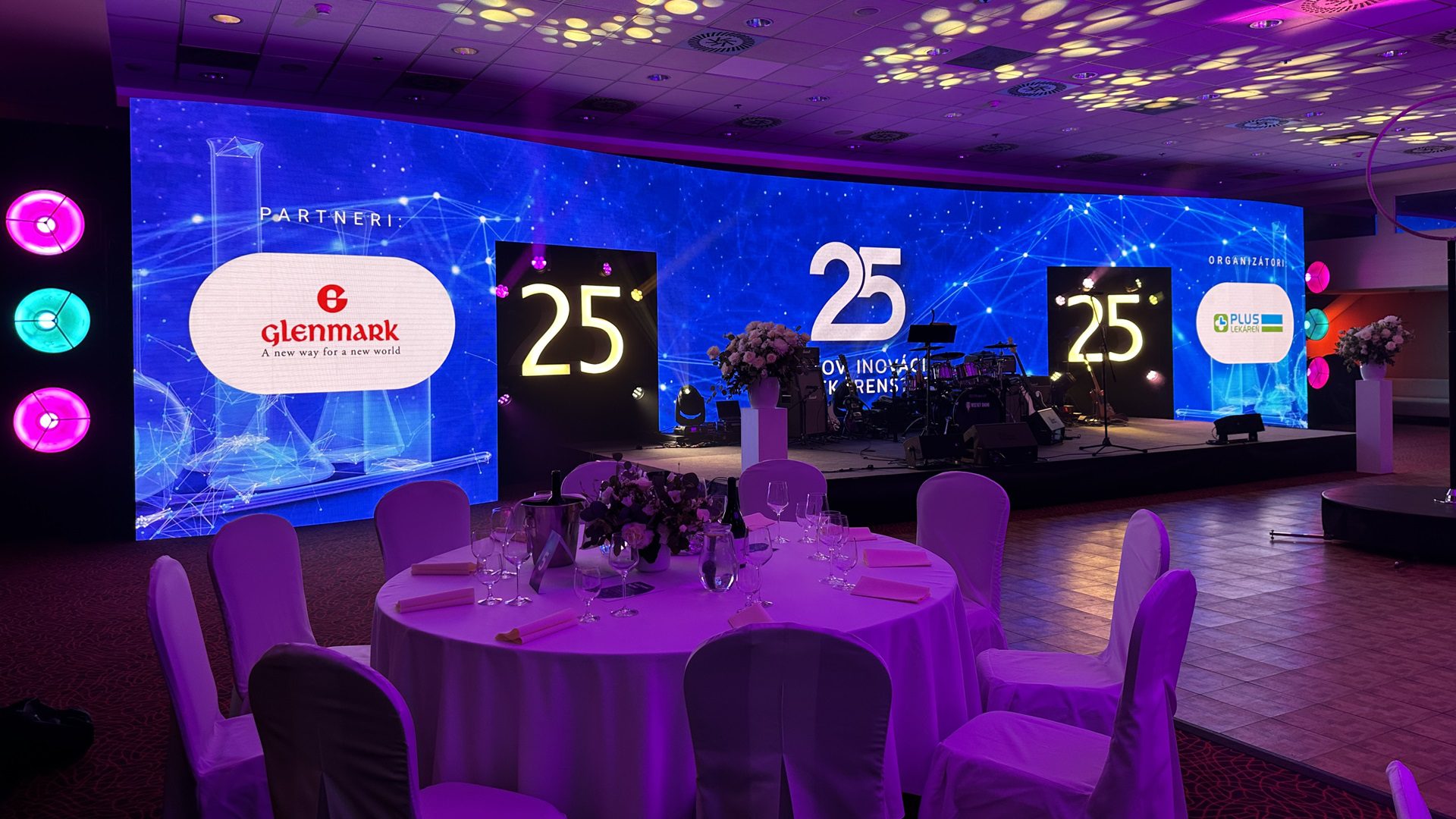 Výročná oslava spoločnosti s dekoráciou a osvetlením