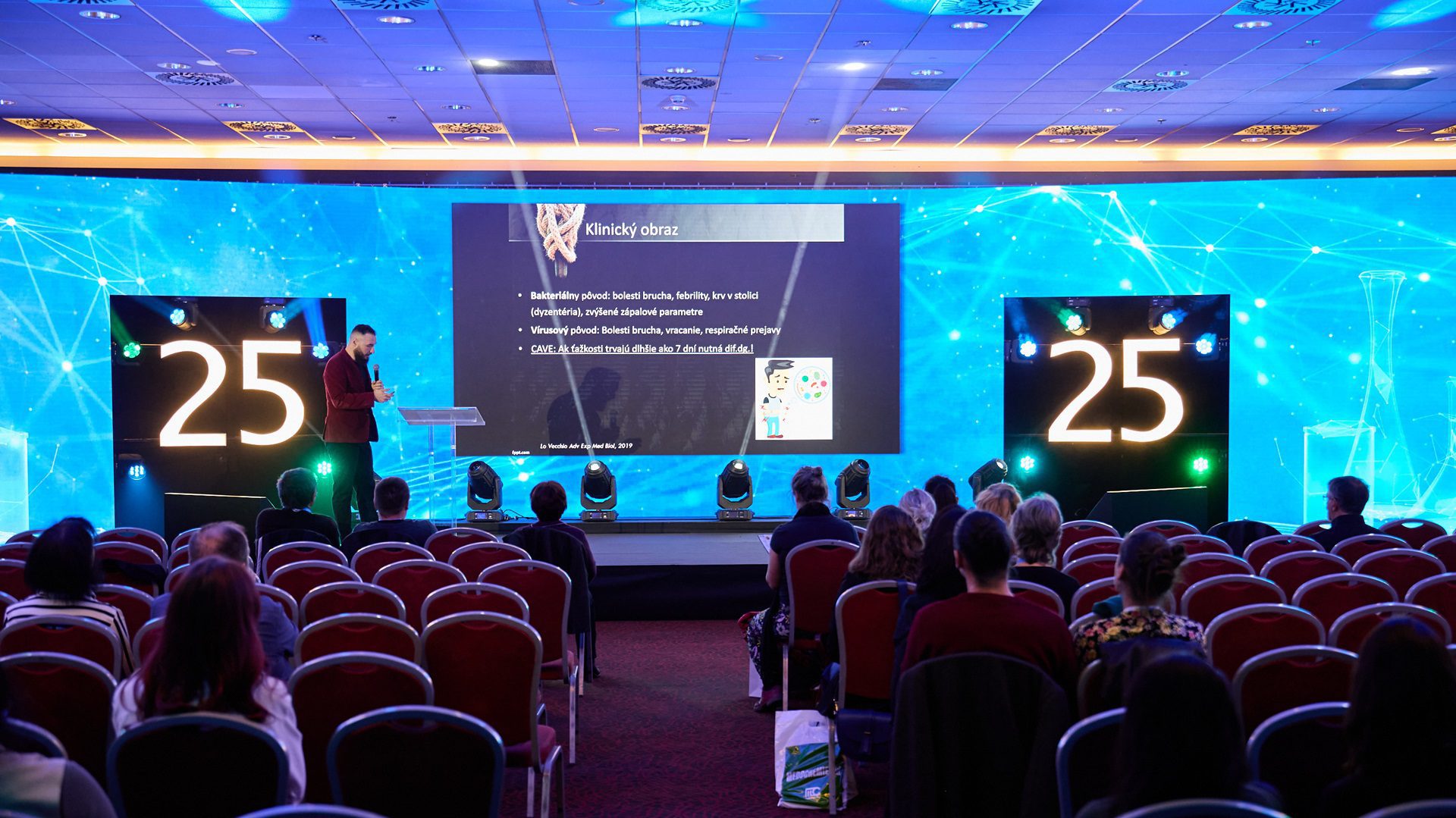 Konferencia s prezentáciou v osvetlenej sále