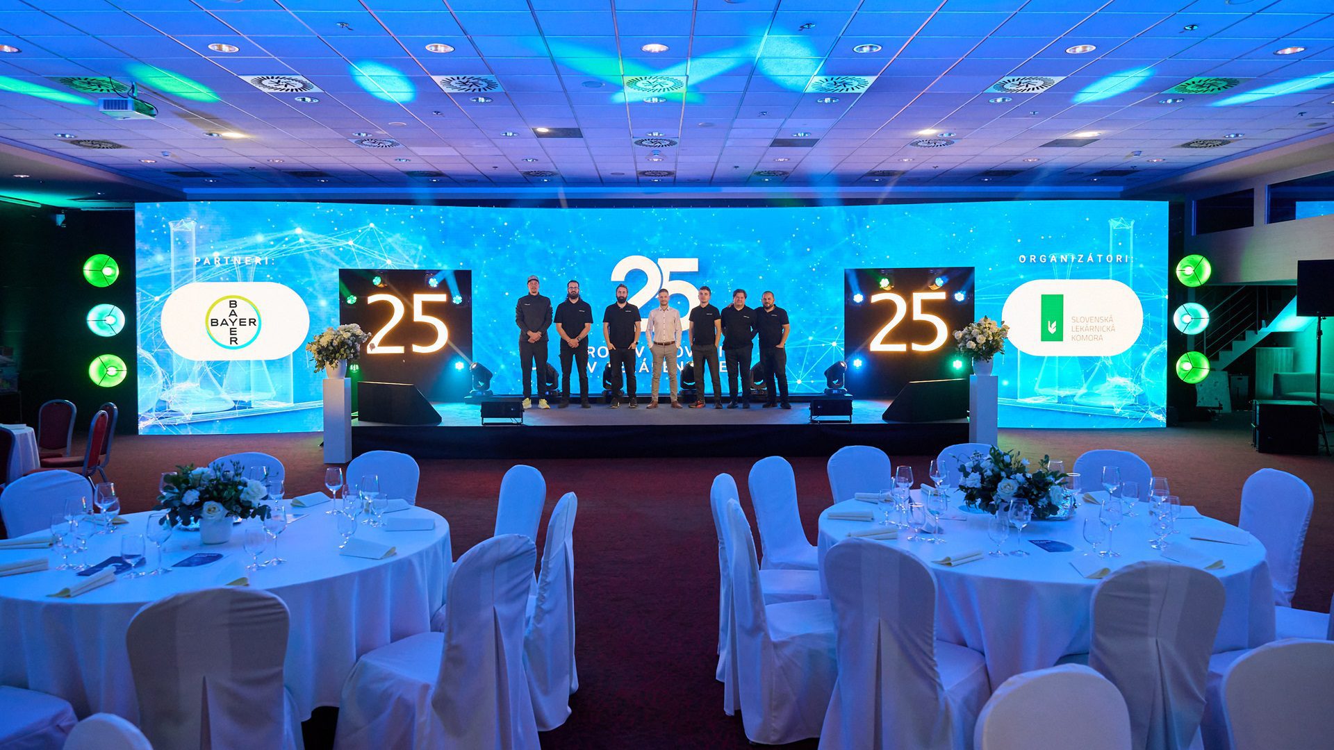 Skupina na pódiu počas slávnostného podujatia.