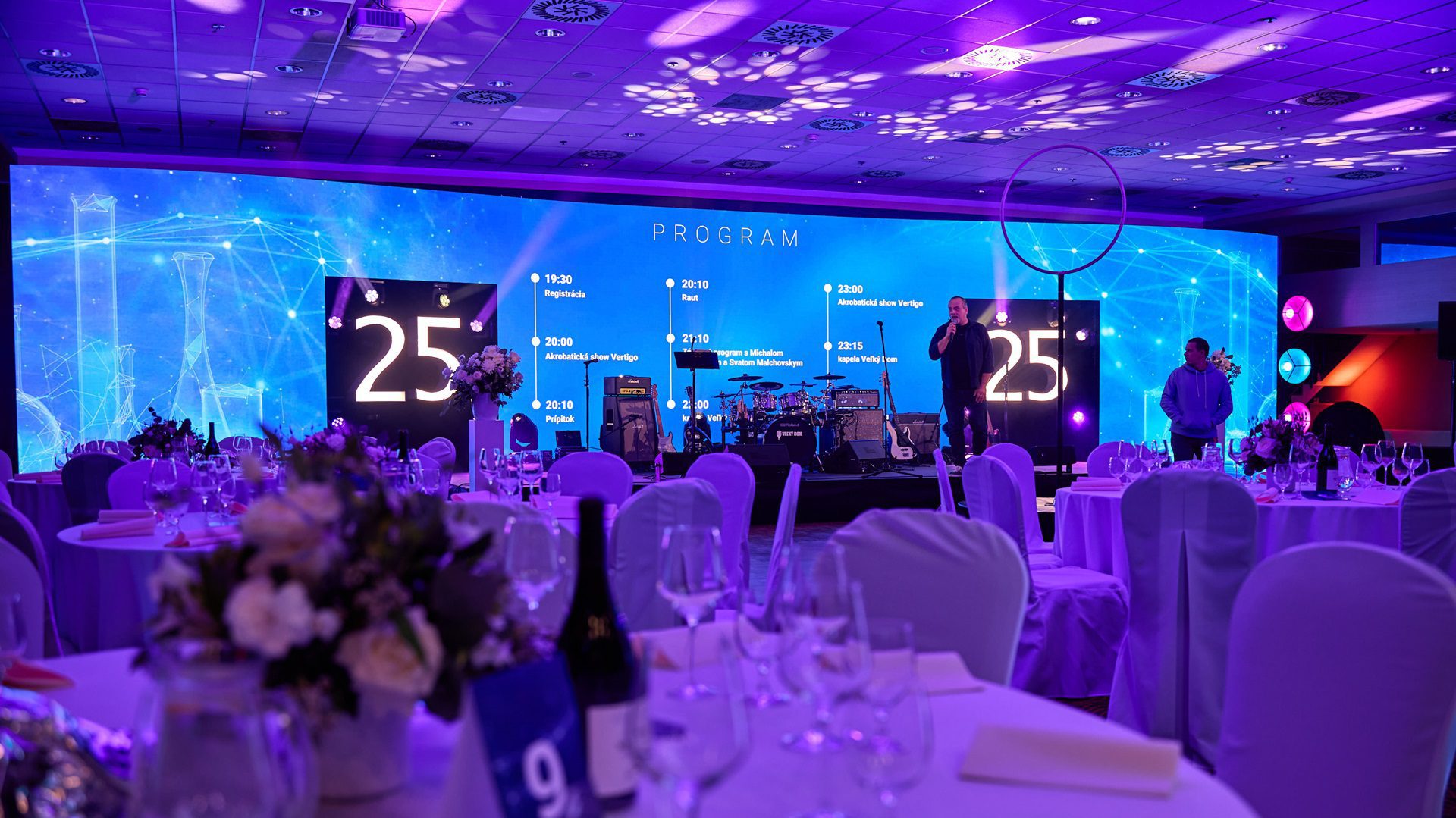 Oslava s fialovým osvetlením a pódiom