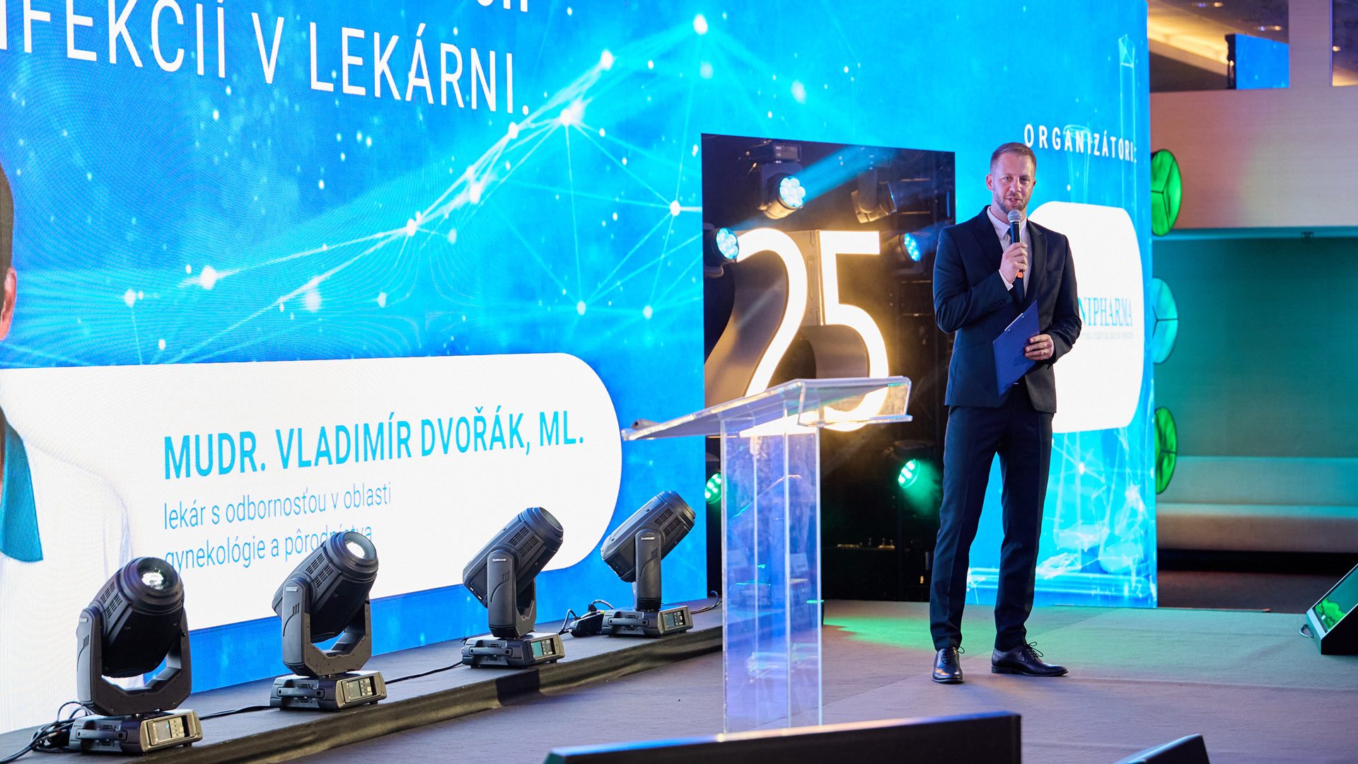 Rečník na pódiu počas konferencie o lekárstve