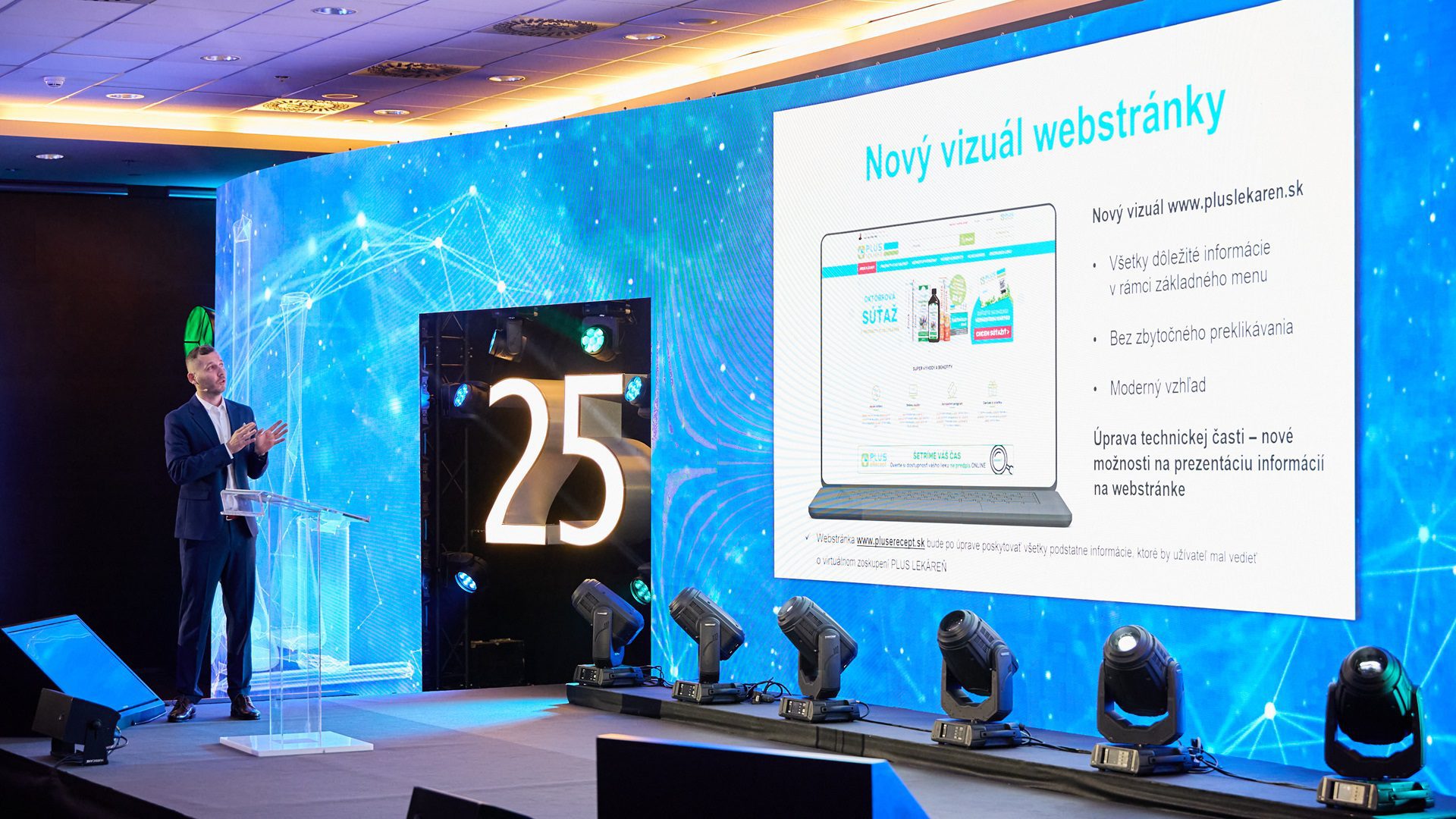 Rečník prezentuje nový web dizajn na konferencii