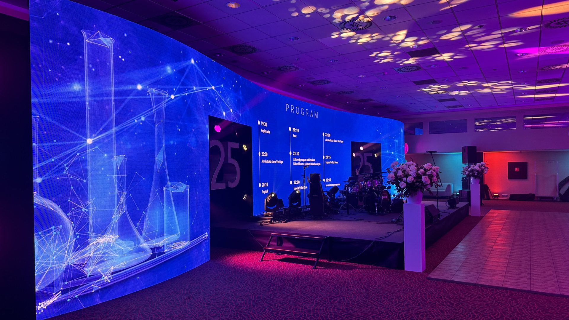 Osvetlené javisko s modernou grafickou projekciou