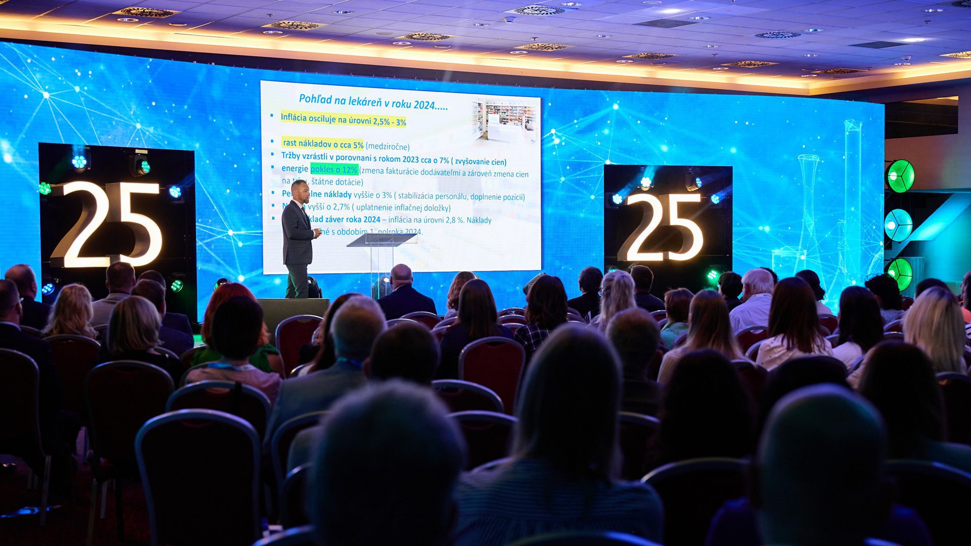 Konferencia s prezentáciou pred veľkým publikom.