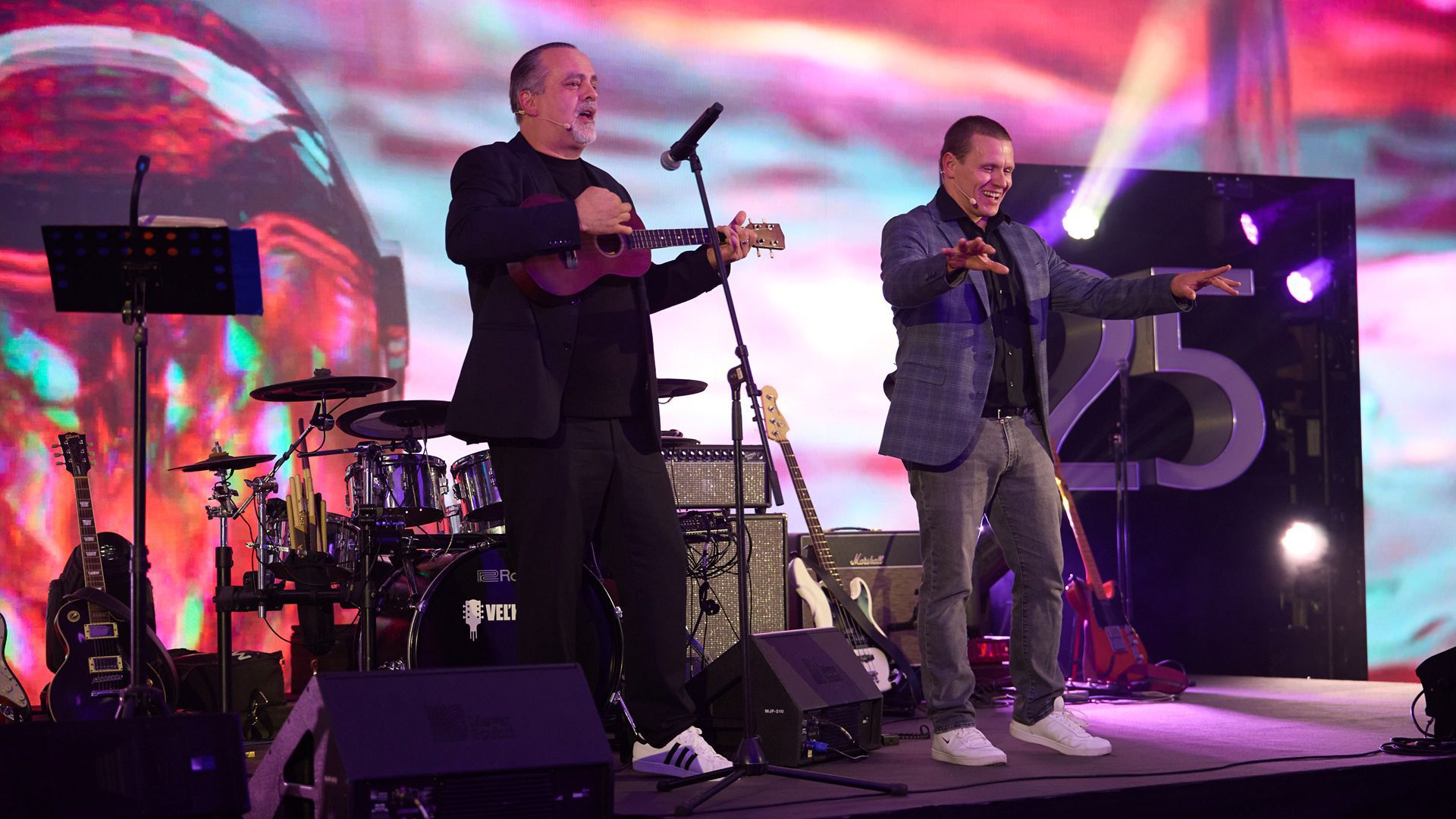 Hudobníci vystupujú na živej hudobnej akcii.