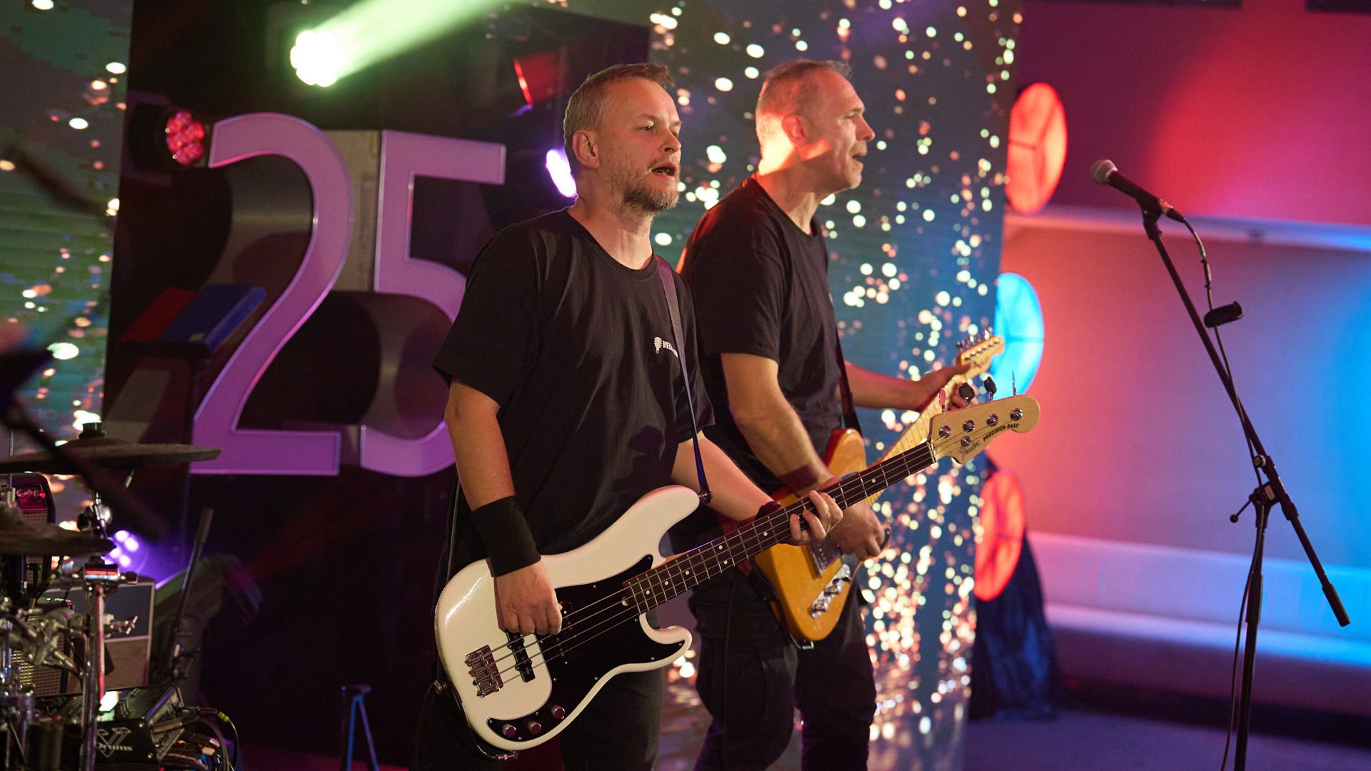 Hudobná skupina vystupuje na oslave výročia