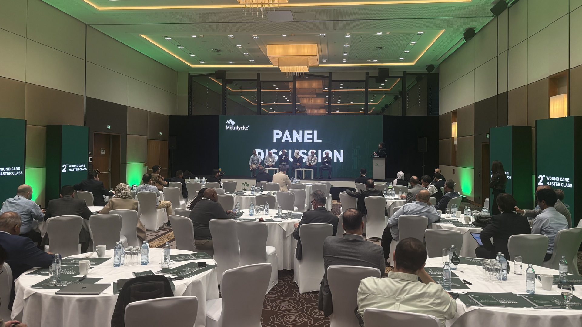 Panelová diskusia v konferenčnej miestnosti hotela.