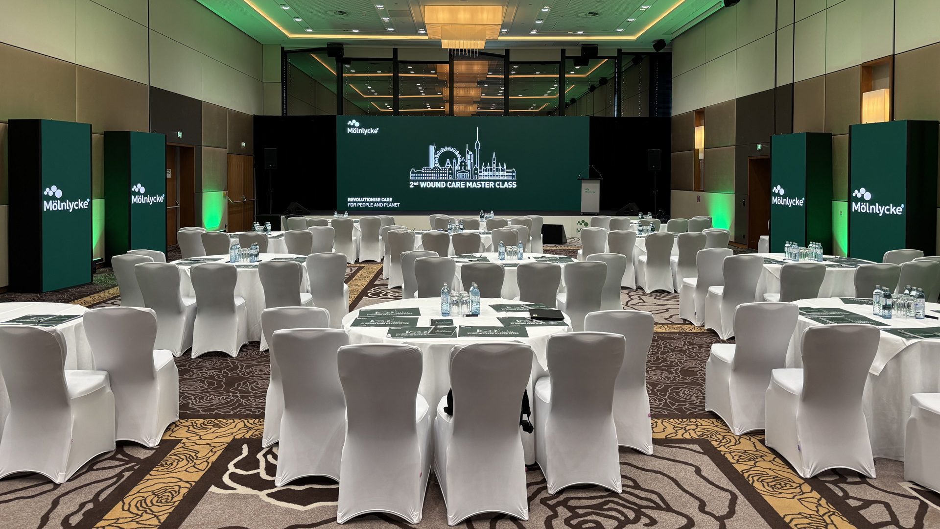 Elegant konferenčná miestnosť pripravená na udalosť.