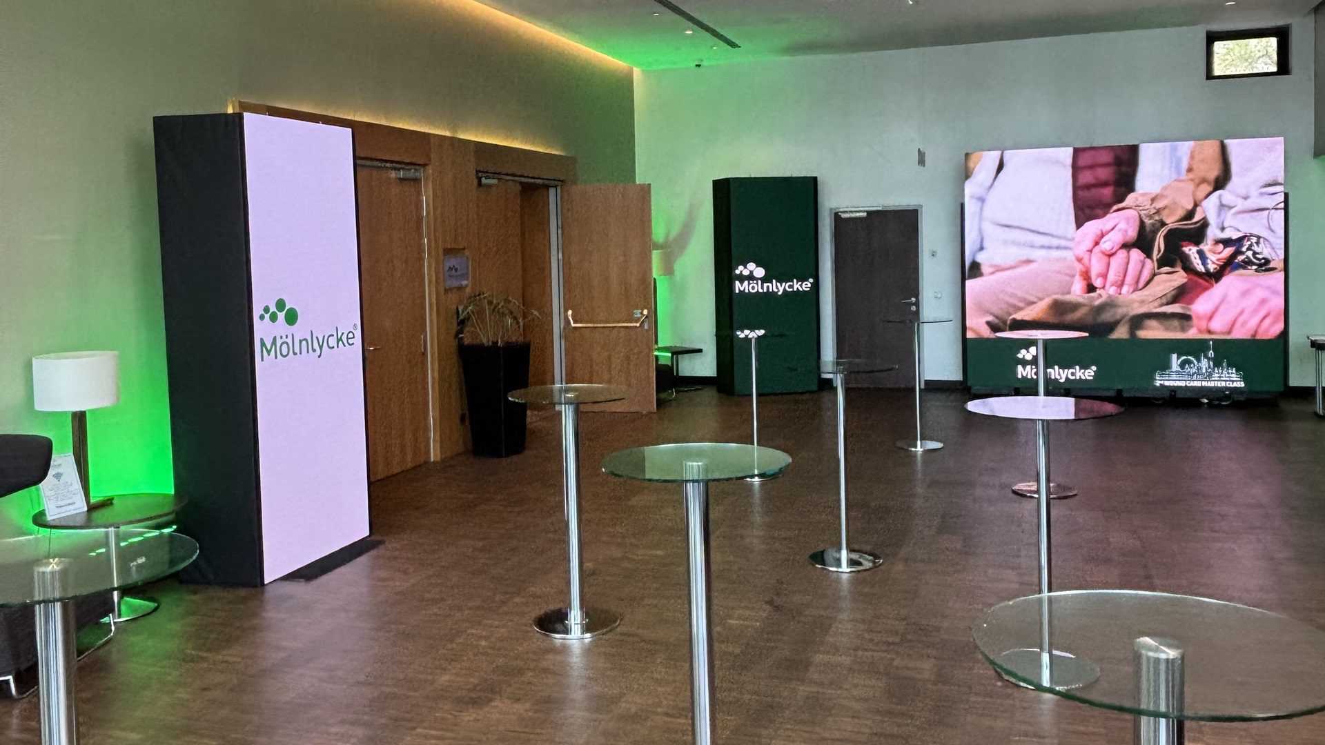 Recepcia s modernými stánkami a obrazovkami