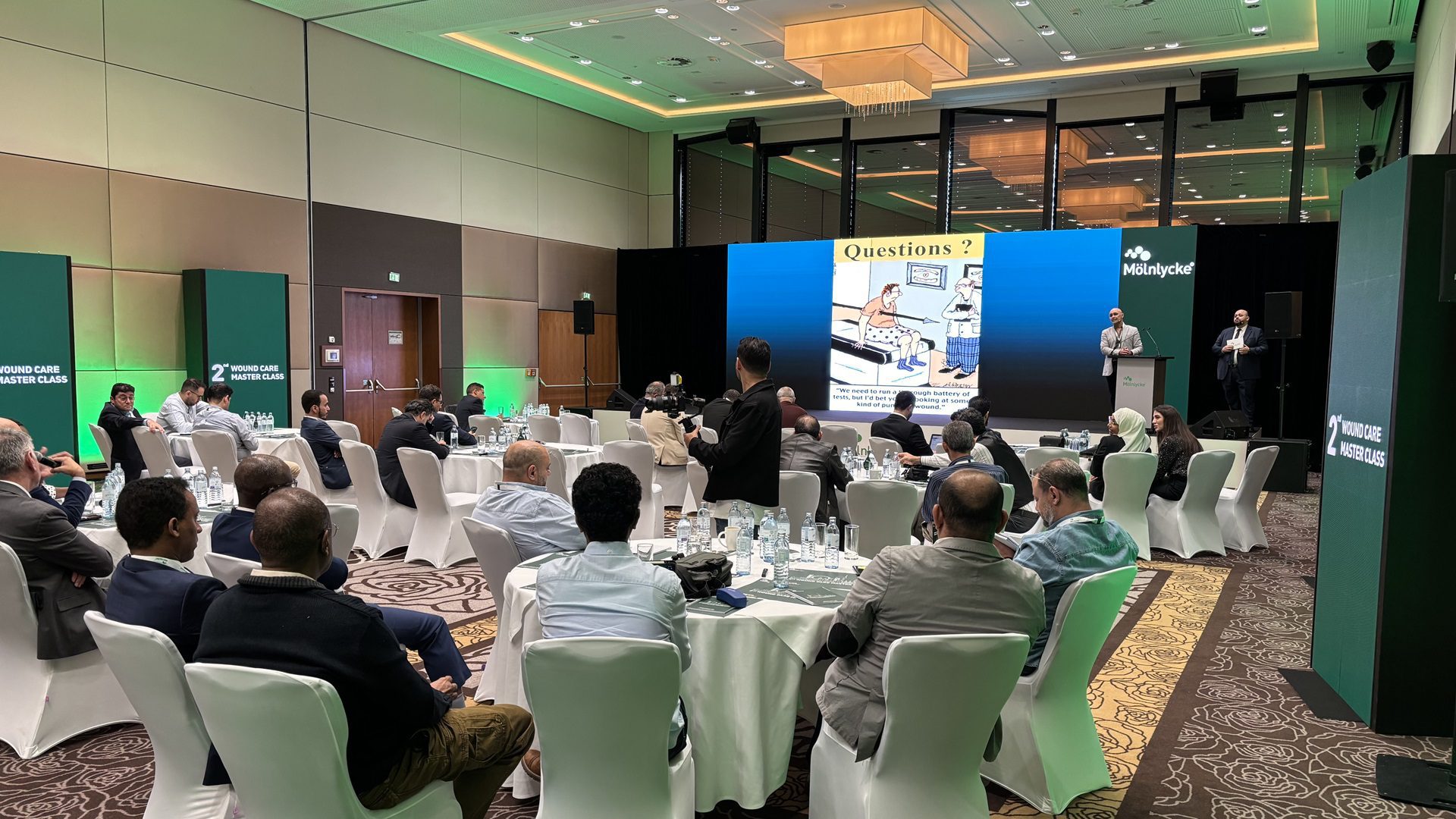 Ľudia na obchodnej konferencii v modernej zasadacej miestnosti