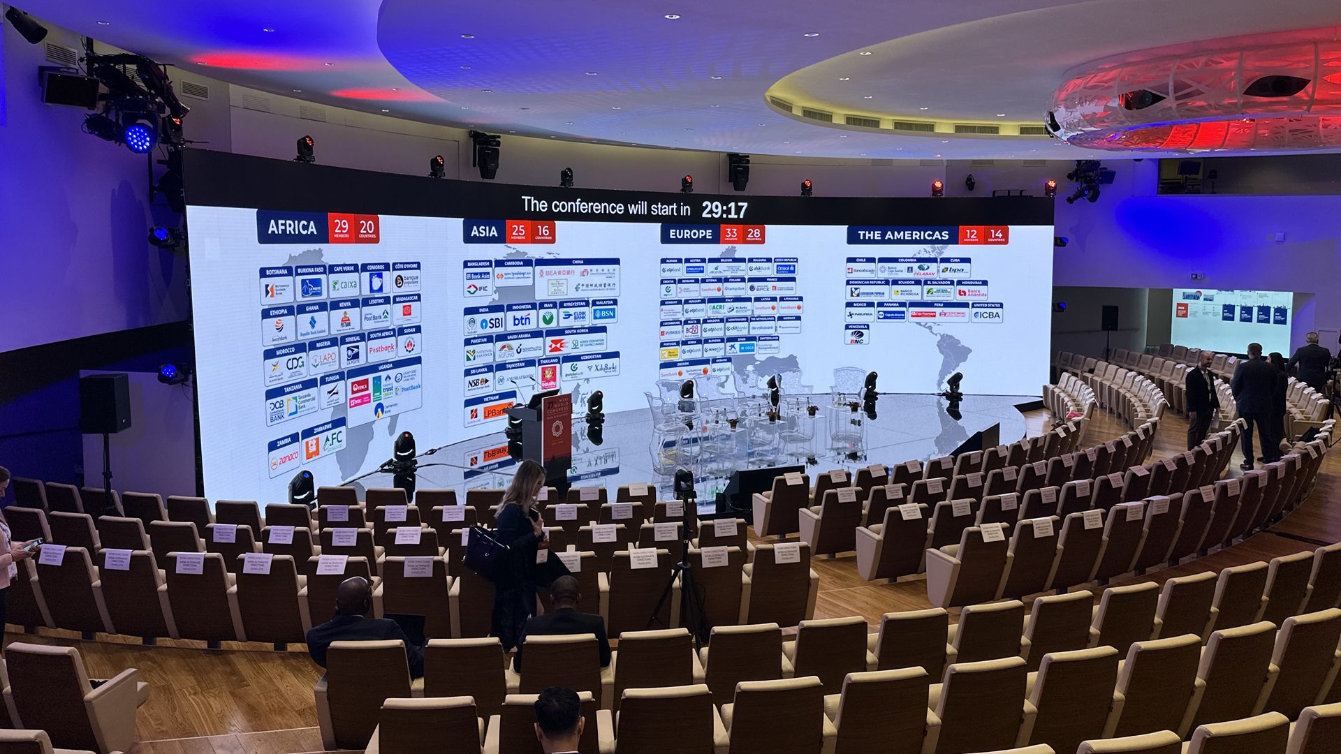 Konferenzraum mit Projektoren und sitzenden Teilnehmern