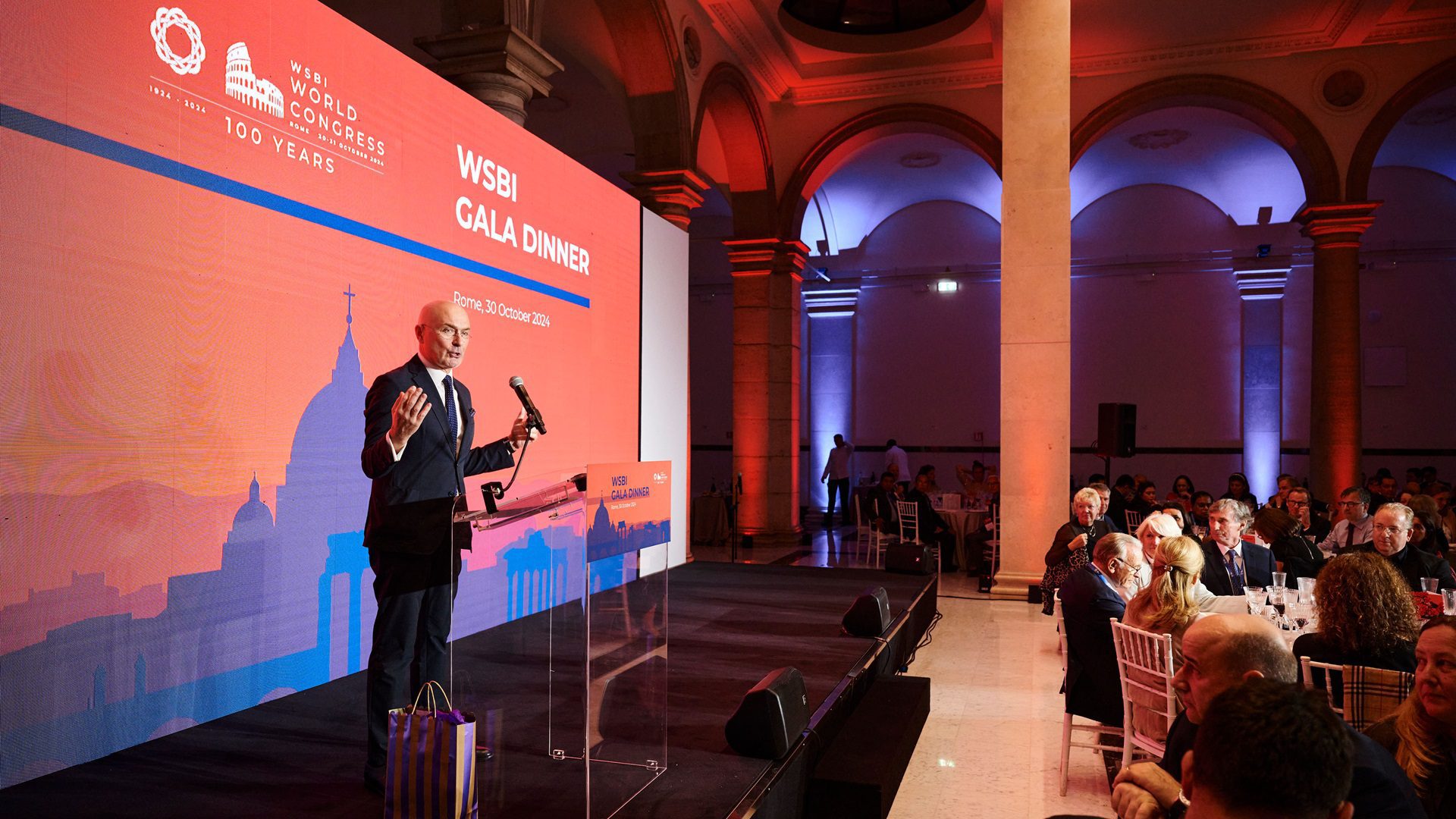 Ein Mann spricht in der Halle während des Galaabends