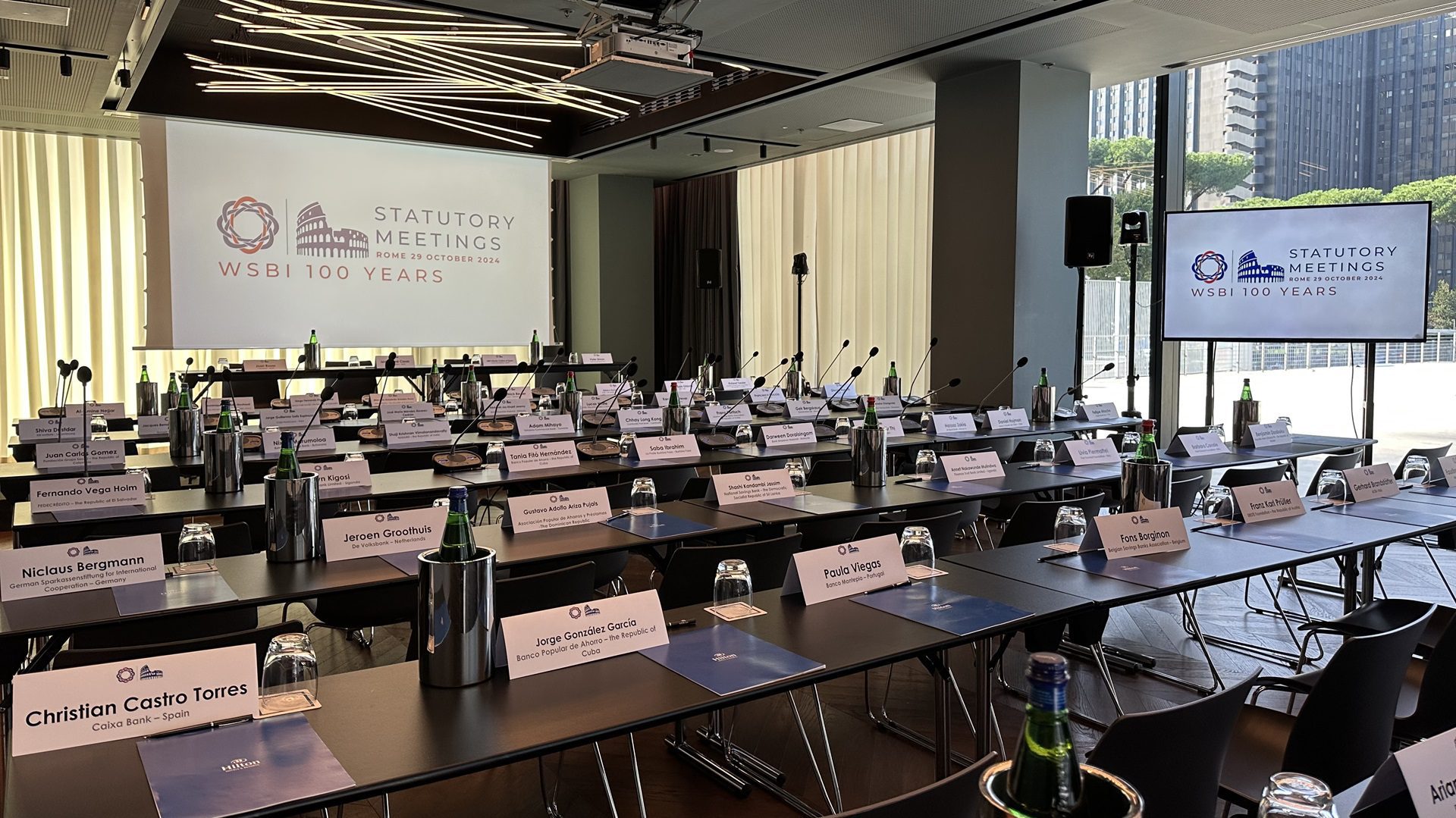 Konferenzraum bereit für Sitzung mit Präsentation