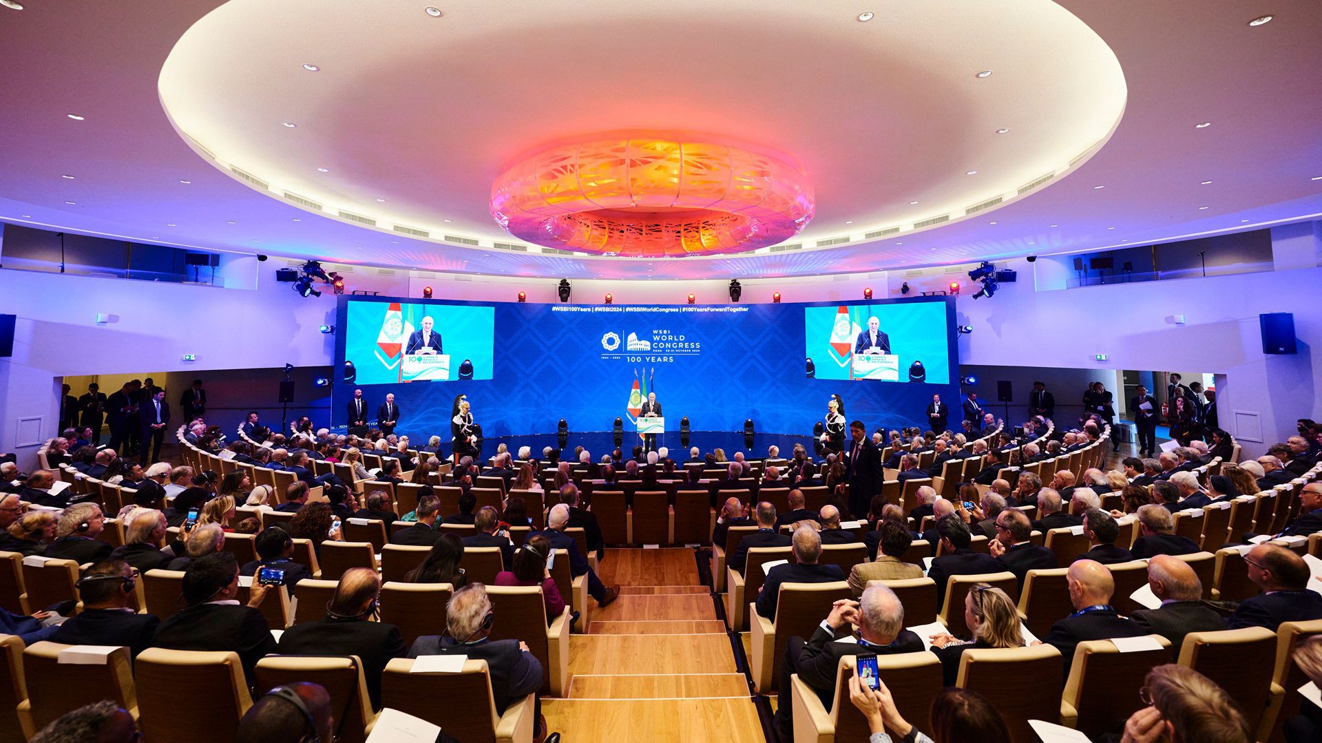 Internationale Konferenz mit Redner und Publikum