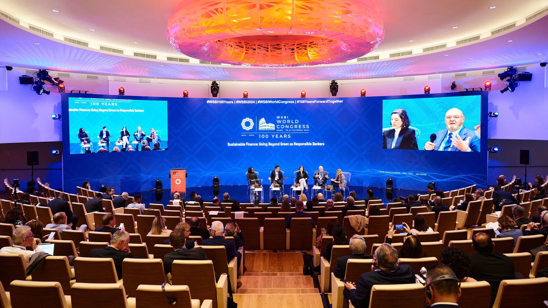 Konferenz zur nachhaltigen Zukunft mit Rednern und Publikum