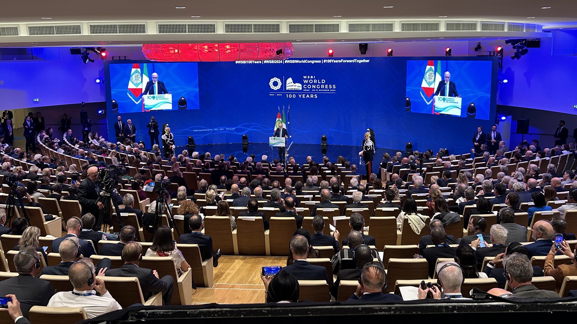 Konferenz im Plenarsaal mit Redner.
