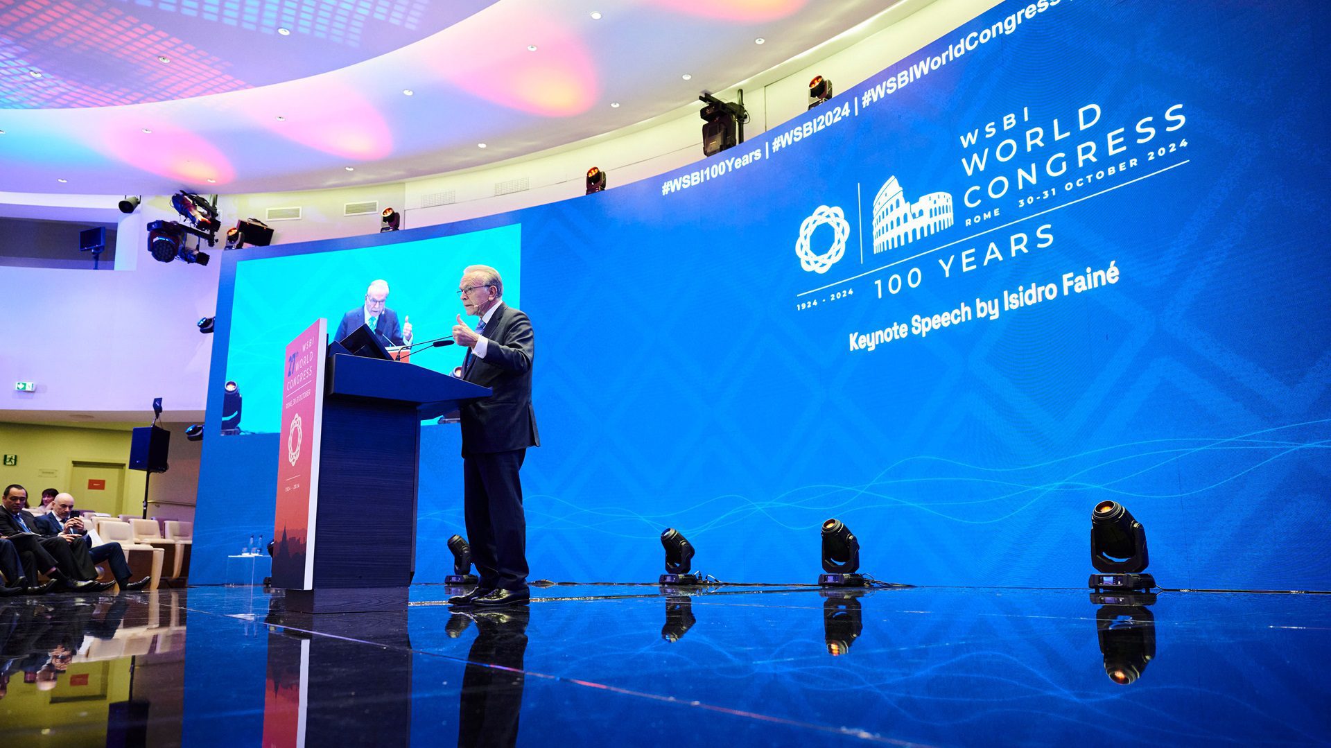 Redner auf der Bühne während des Weltkongresses