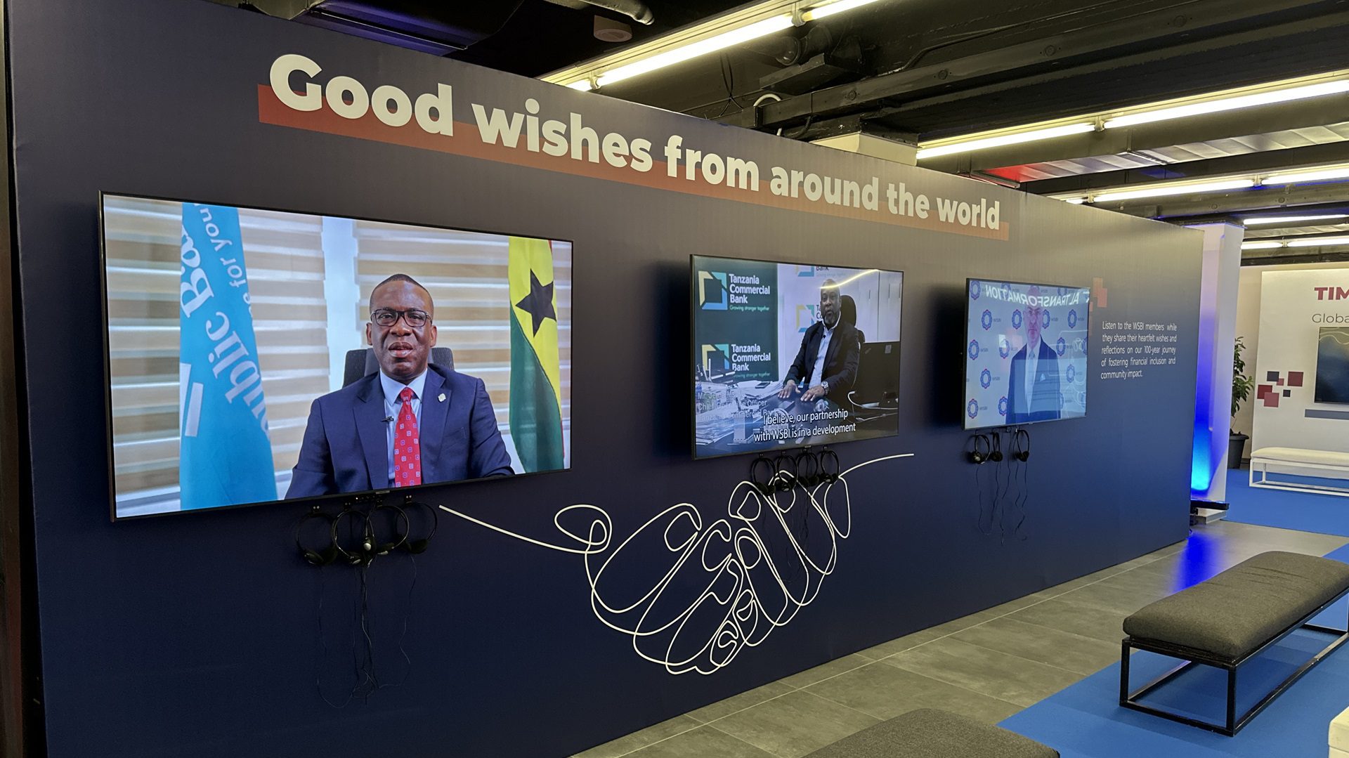 Anzeige der internationalen Grüße auf der Konferenz.