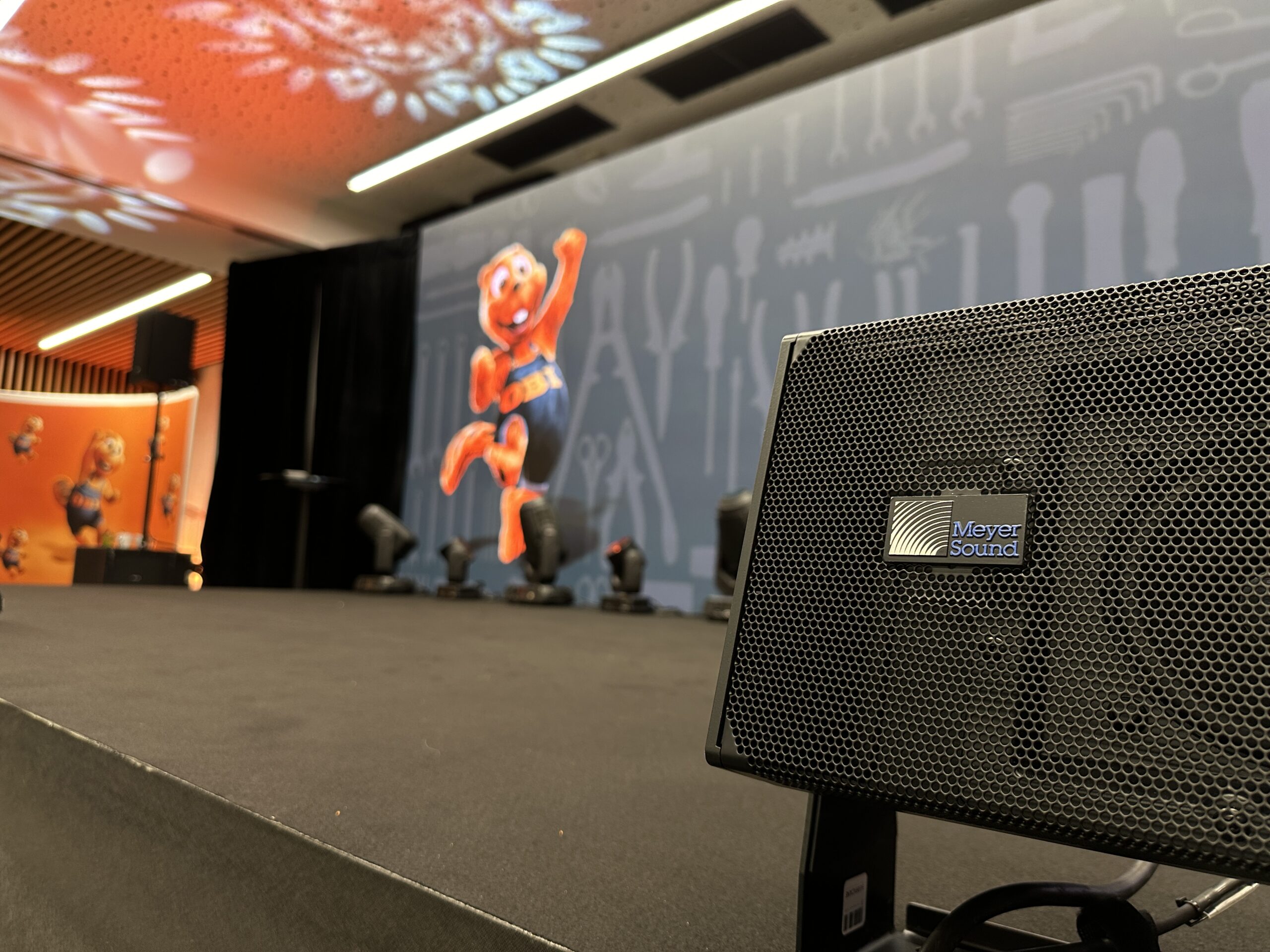 Pódium na OBI evente s veľkou LED obrazovkou a efektovým osvetlením