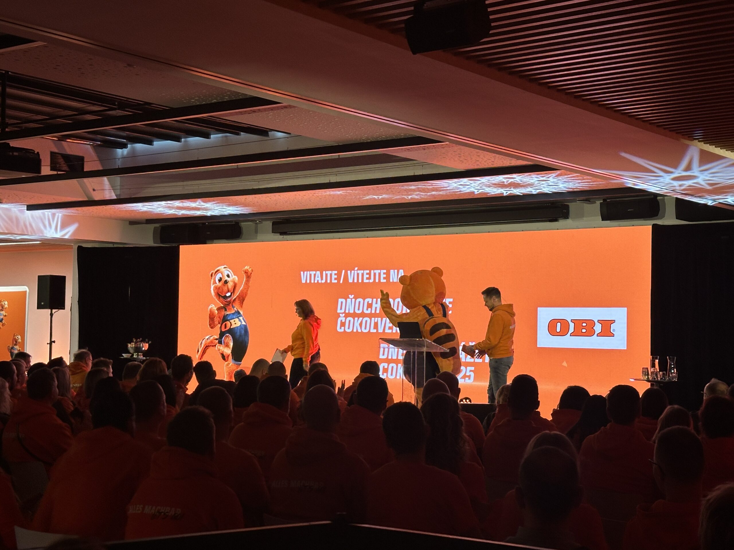 Prezentačná akcia s maskotom a publikom na pódiu