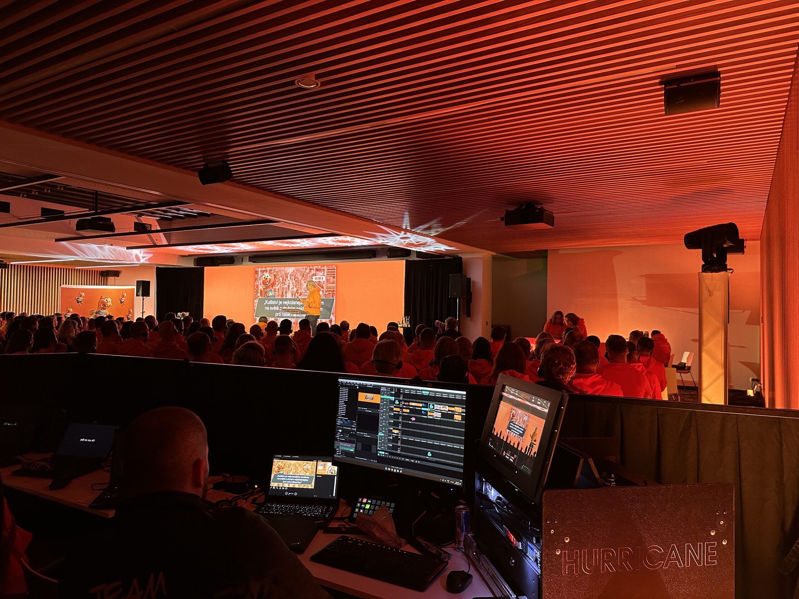 Pódium s veľkoplošnou LED obrazovkou a dynamickým osvetlením na OBI evente.