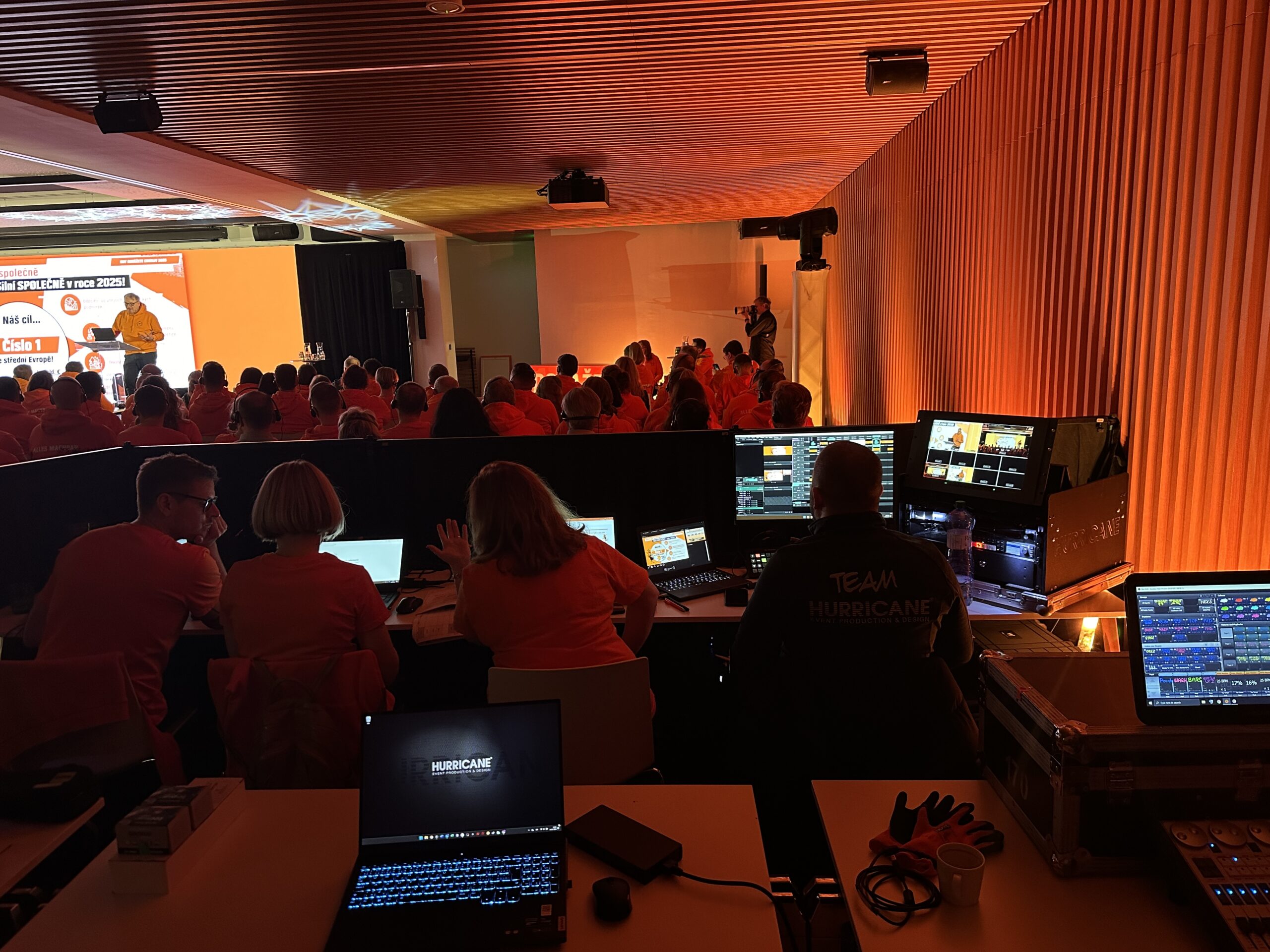 Technický tím pracuje na ovládacích pultoch a monitoroch v režijnom centre eventu.