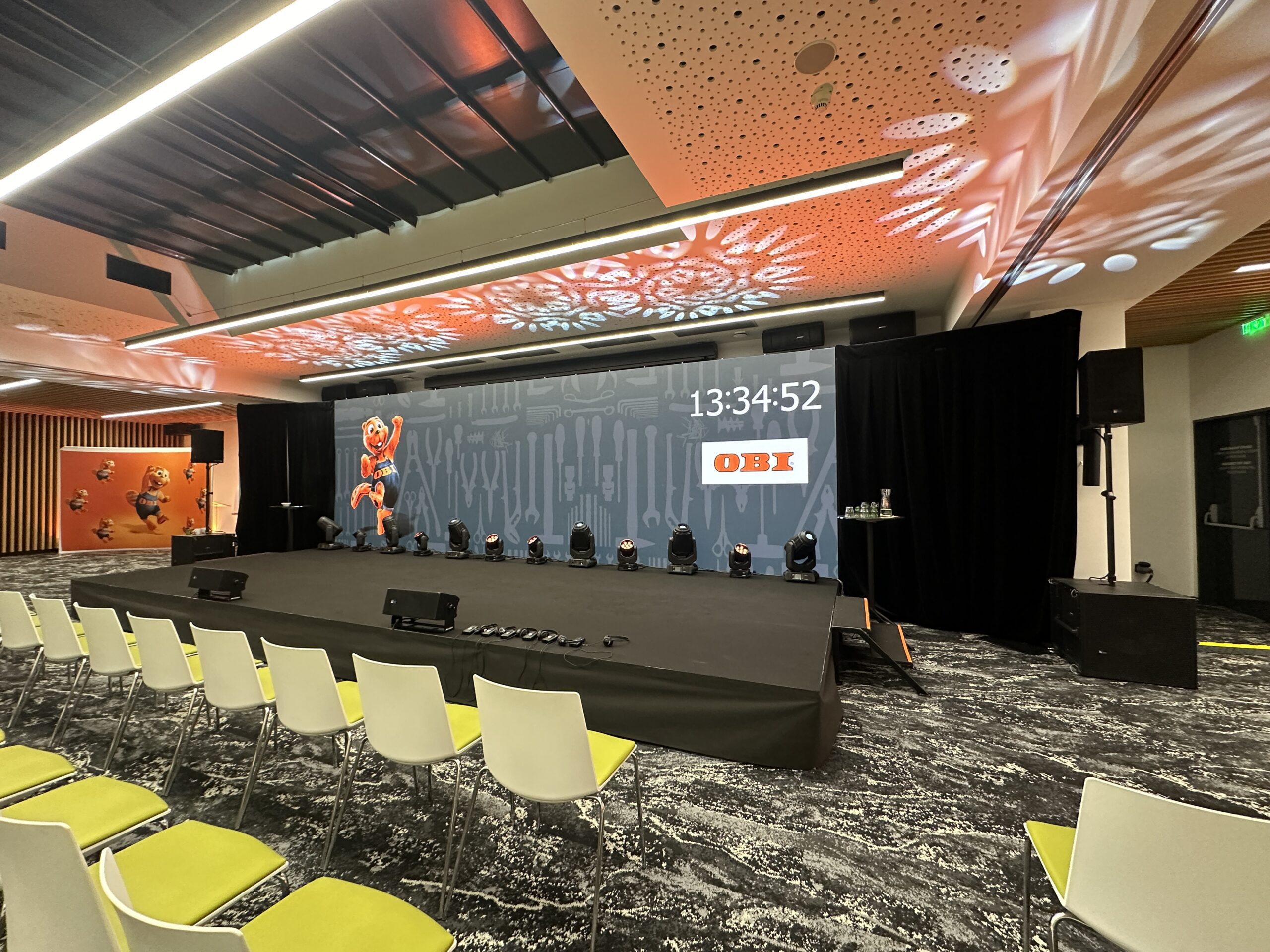 Pódium na OBI evente so spojením LED obrazoviek X40 a X20.