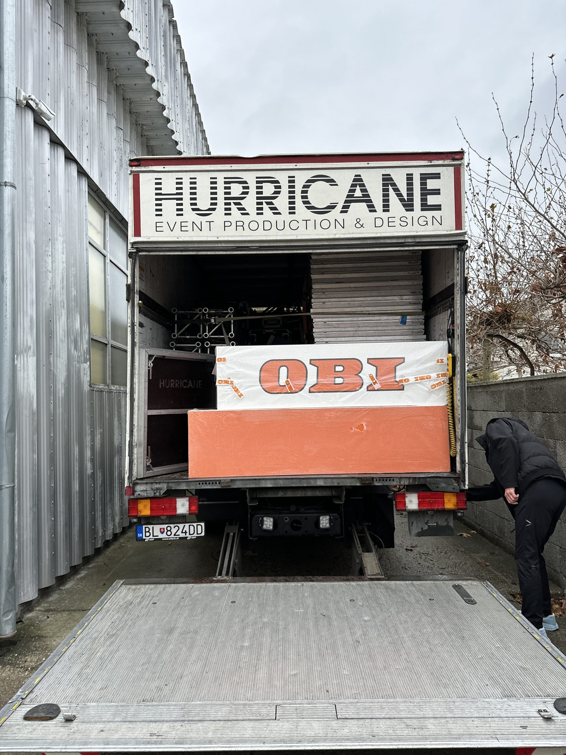 Kamión Hurricane s otvoreným nákladným priestorom plným technického vybavenia pre OBI event.