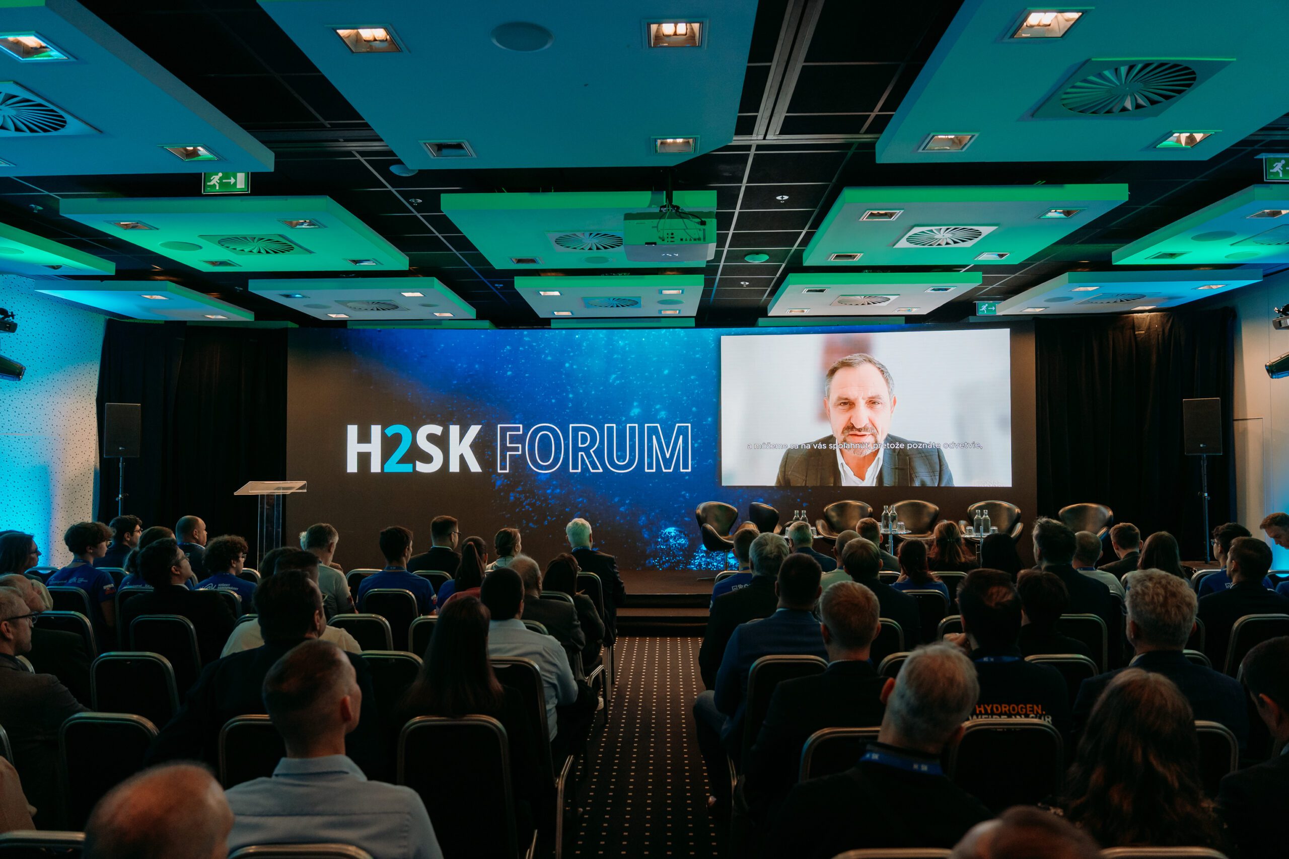 05 Nationaler Wasserstoffverband der Slowakei - Hotel Gate One, Glashine, Rohr (2)