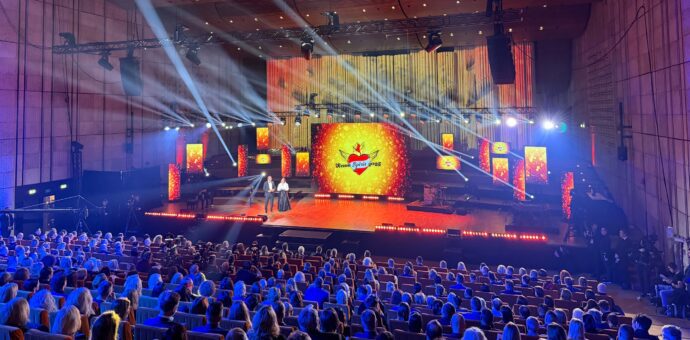 TV galavečer ROMA SPIRIT 2025 v Slovenskom rozhlase s modernou scénou z LED a LCD obrazoviek, projekciou na organ a dynamickým svetelným dizajnom.