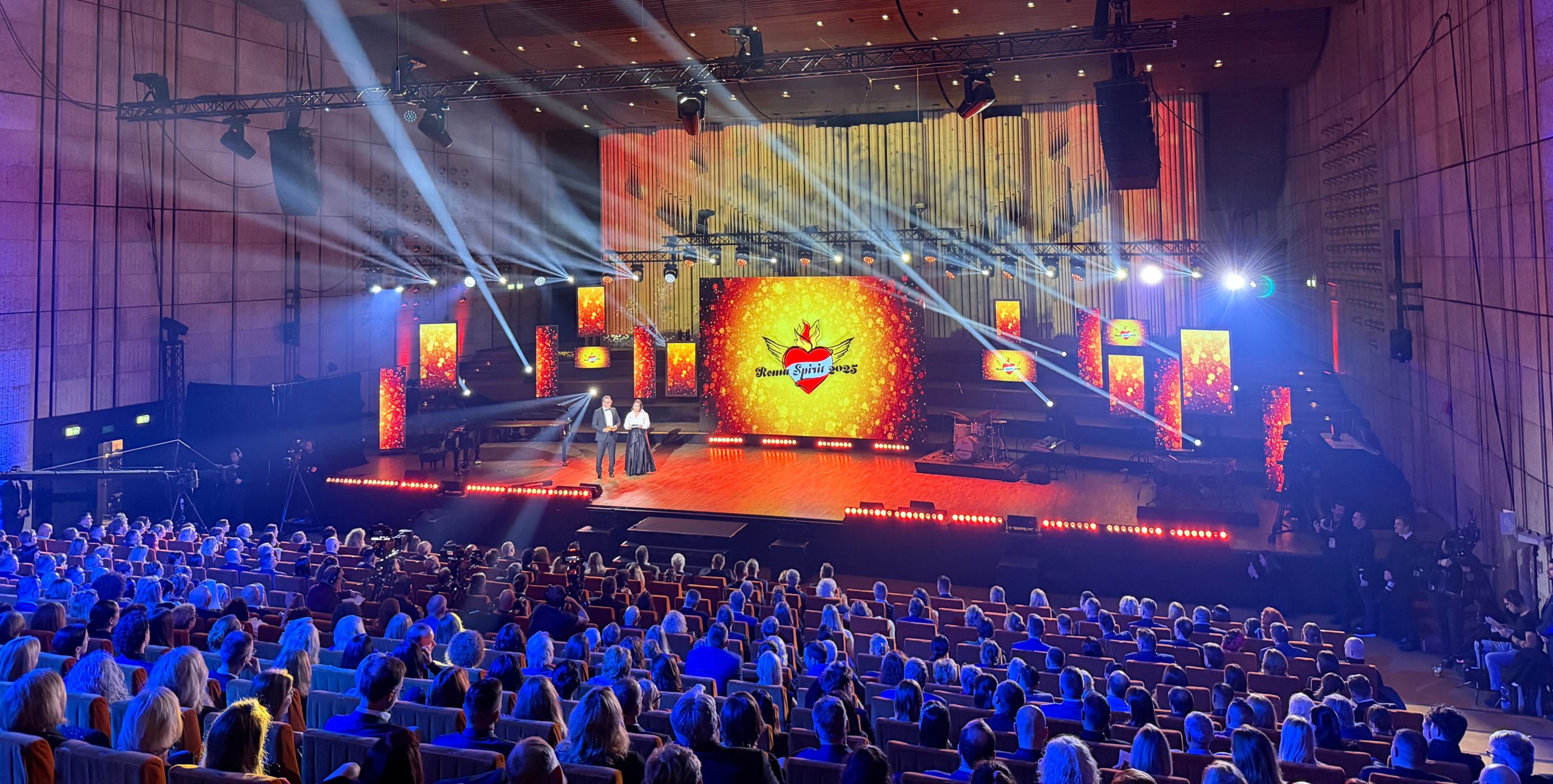 TV-Galaabend ROMA SPIRIT 2025 im Slowakischen Rundfunk mit einer modernen Bühne aus LED- und LCD-Bildschirmen, Projektion auf die Orgel und dynamischem Lichtdesign.