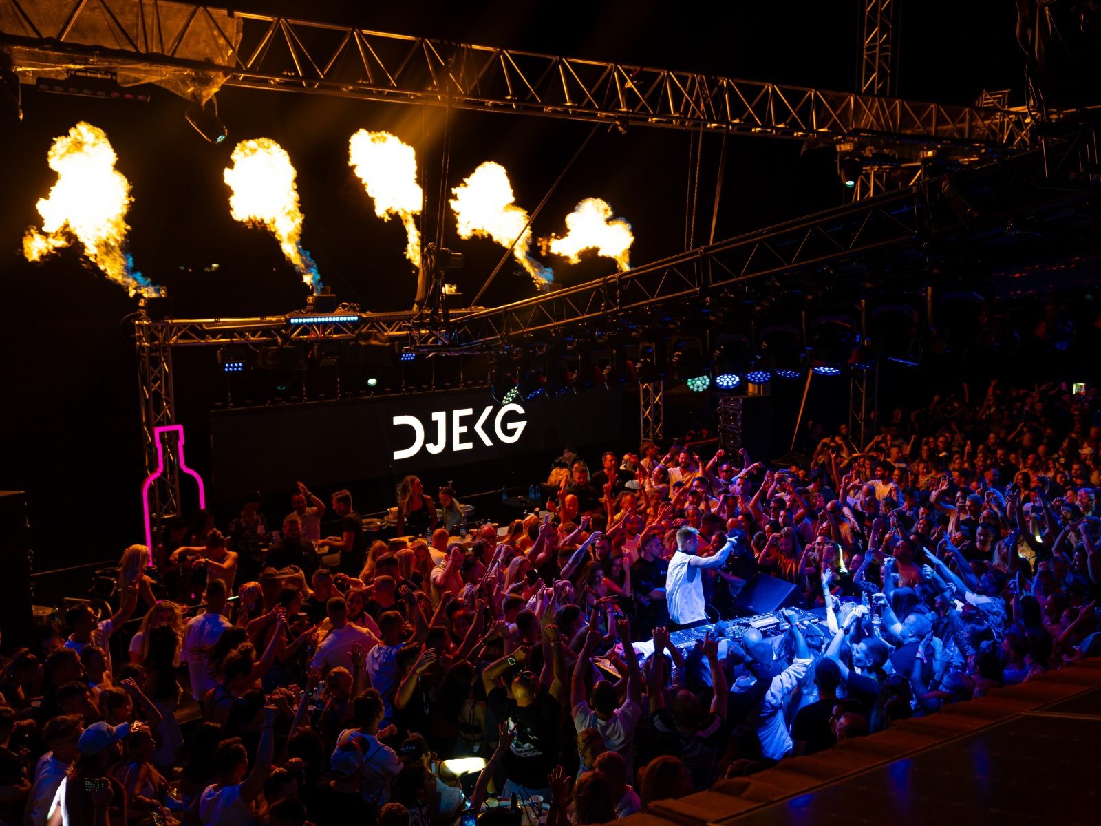 hurricane-dj-ekg-wakelake-groundsupport-ozvucenie-osvetlenie-ohne-led-obrazovky