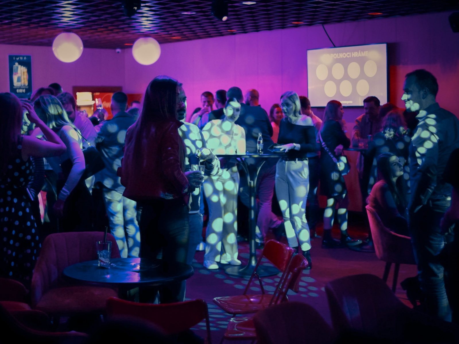 hurricane-marketing-luna-bar-technical-partner-entertainment-video-lcd-entertainment-host