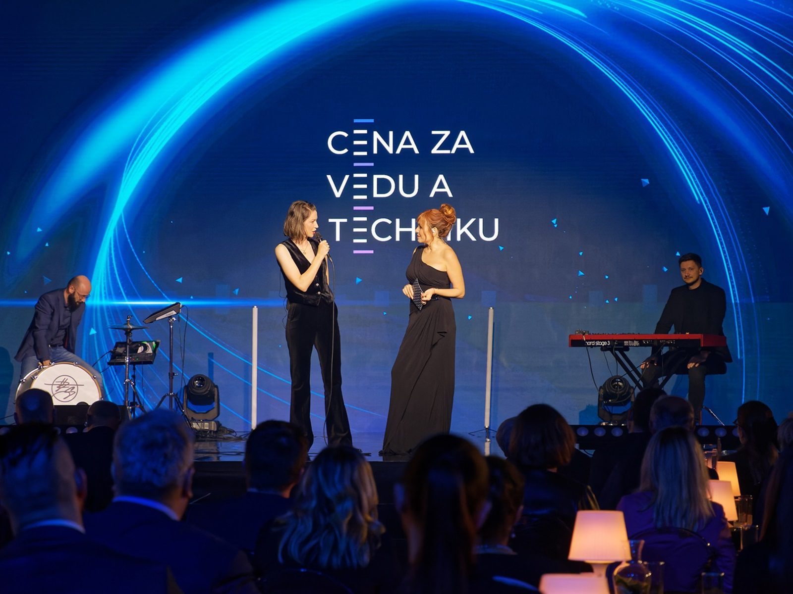 Hurricane_Cena za vedu a techniku_osvetlenie_ozvucenie_LED obrazovky_Zuzana Smatanova_Vera Wisterova_