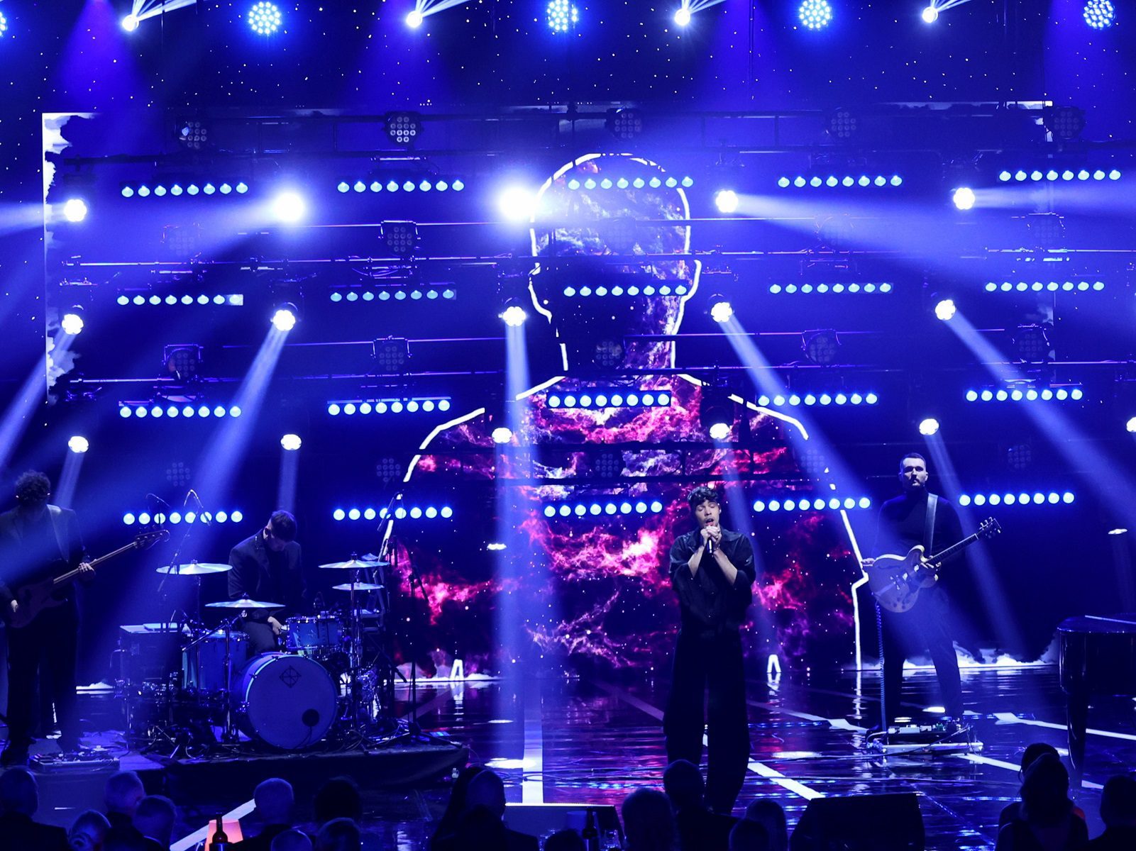 Hurricane_Kristalove kridlo_SND_vystupenie_Adonxs_LED obrazovka_osvetlenie_ozvucenie_scena