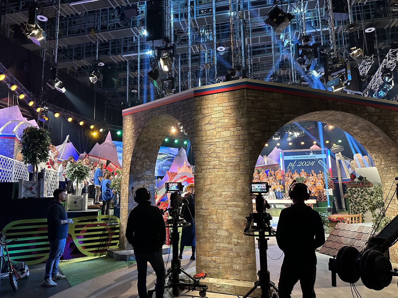 Hurricane_Milujem Slovensko_RTVS_atelier_LED obrazovky_osvetlenie_ozvucenie_scena_technicka podpora