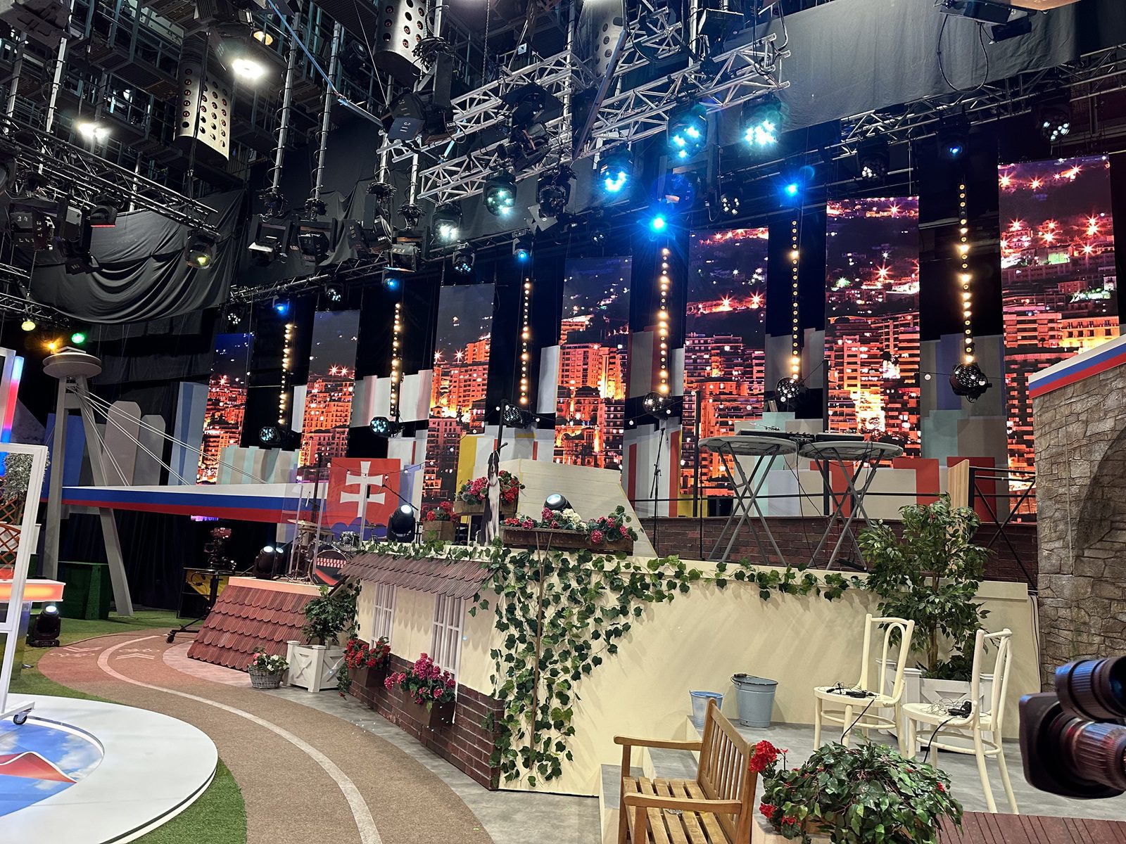 Hurricane_Milujem Slovensko_RTVS_atelier_LED obrazovky_panely_osvetlenie_ozvucenie_scena