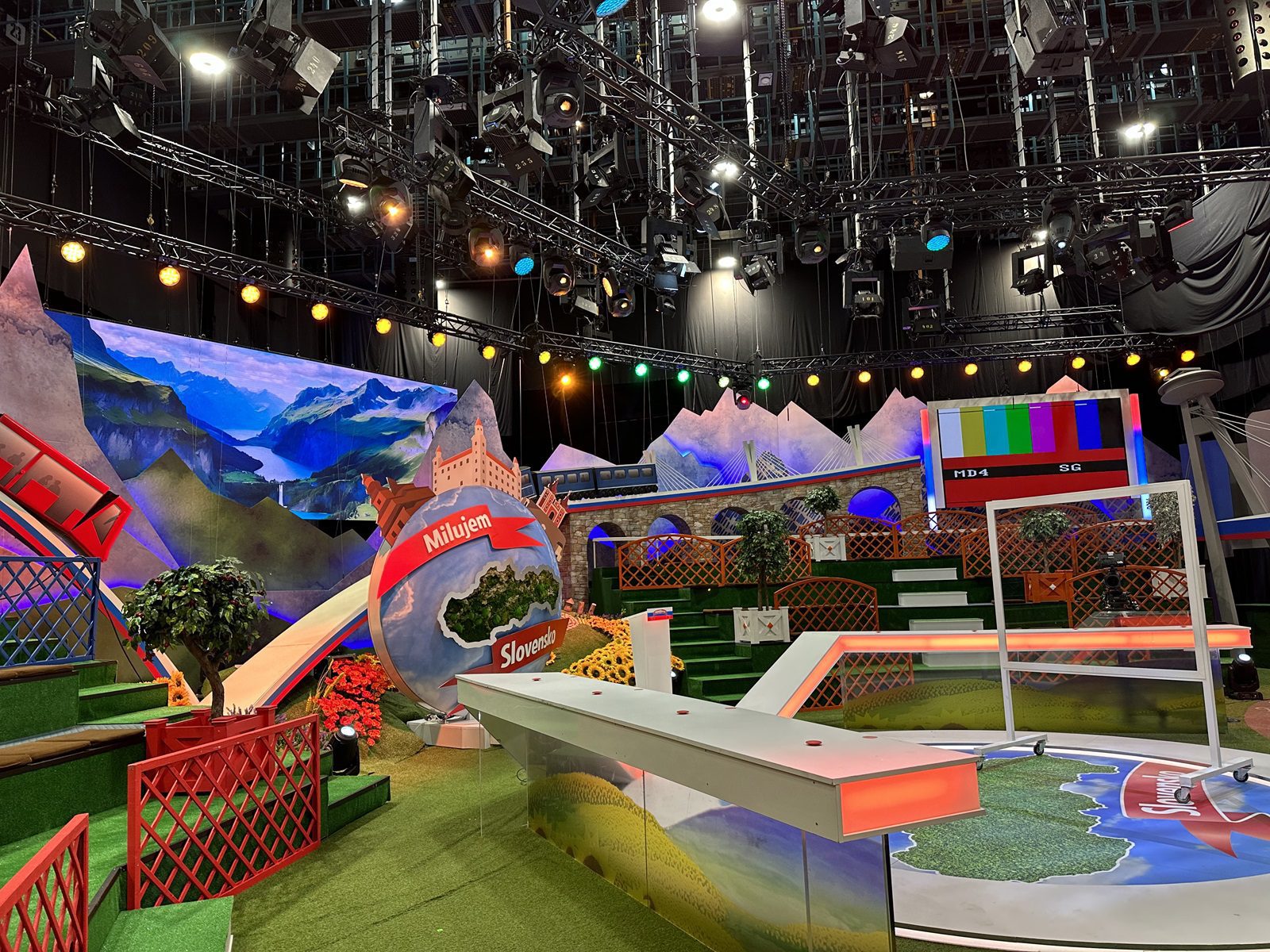 Hurricane_Milujem Slovensko_RTVS_atelier_osvetlenie_ozvucenie_LED obrazovky_scena