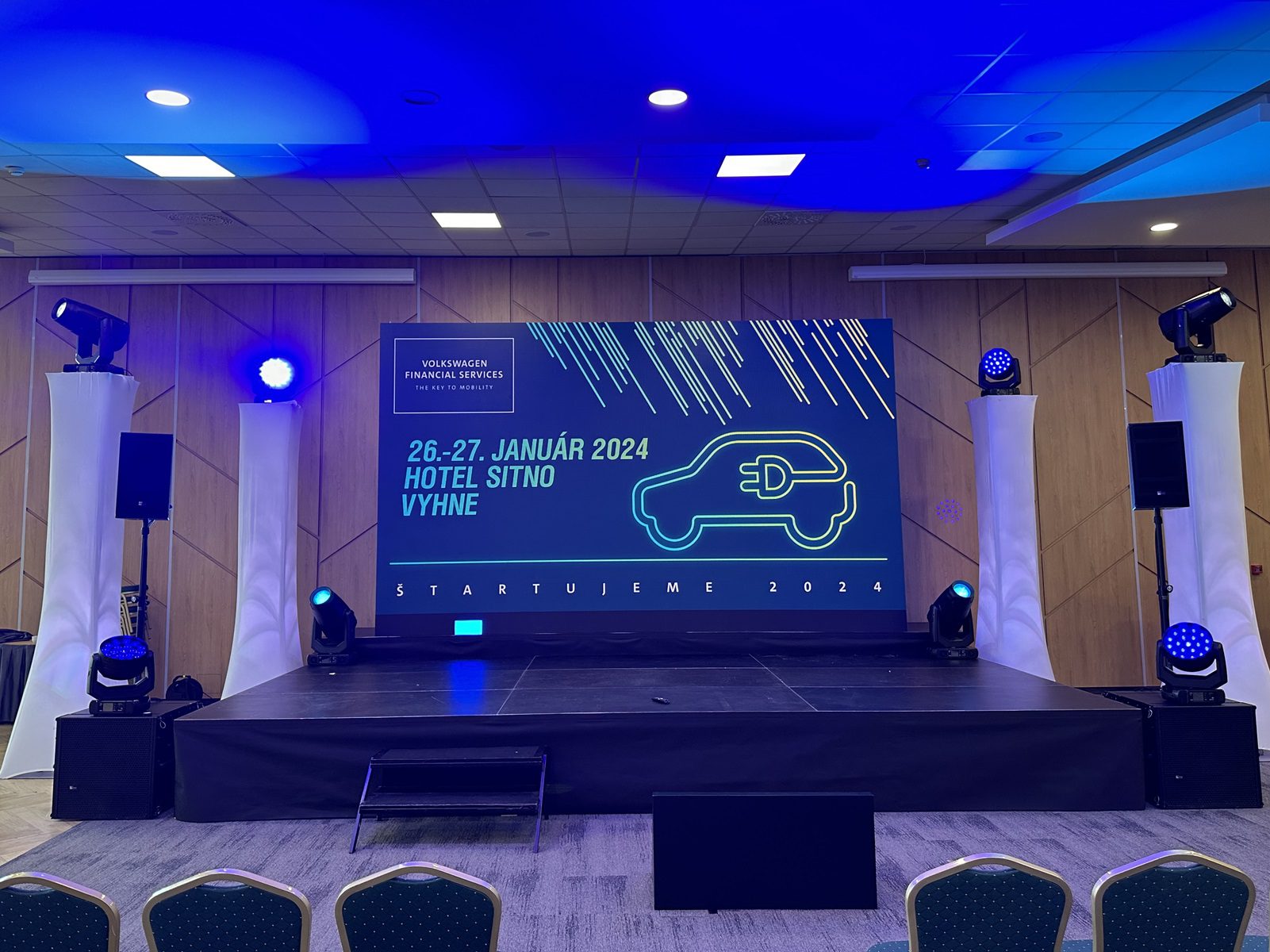 Hurricane_VW financne sluzby_Hotel Sitno_konferencia_LED_podium_osvetlenie_ozvucenie