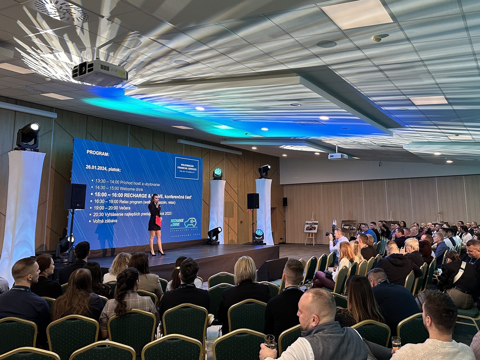 Hurricane_VW financne sluzby_Hotel Sitno_konferencia_LED_podium_osvetlenie_ozvucenie_moderatorka