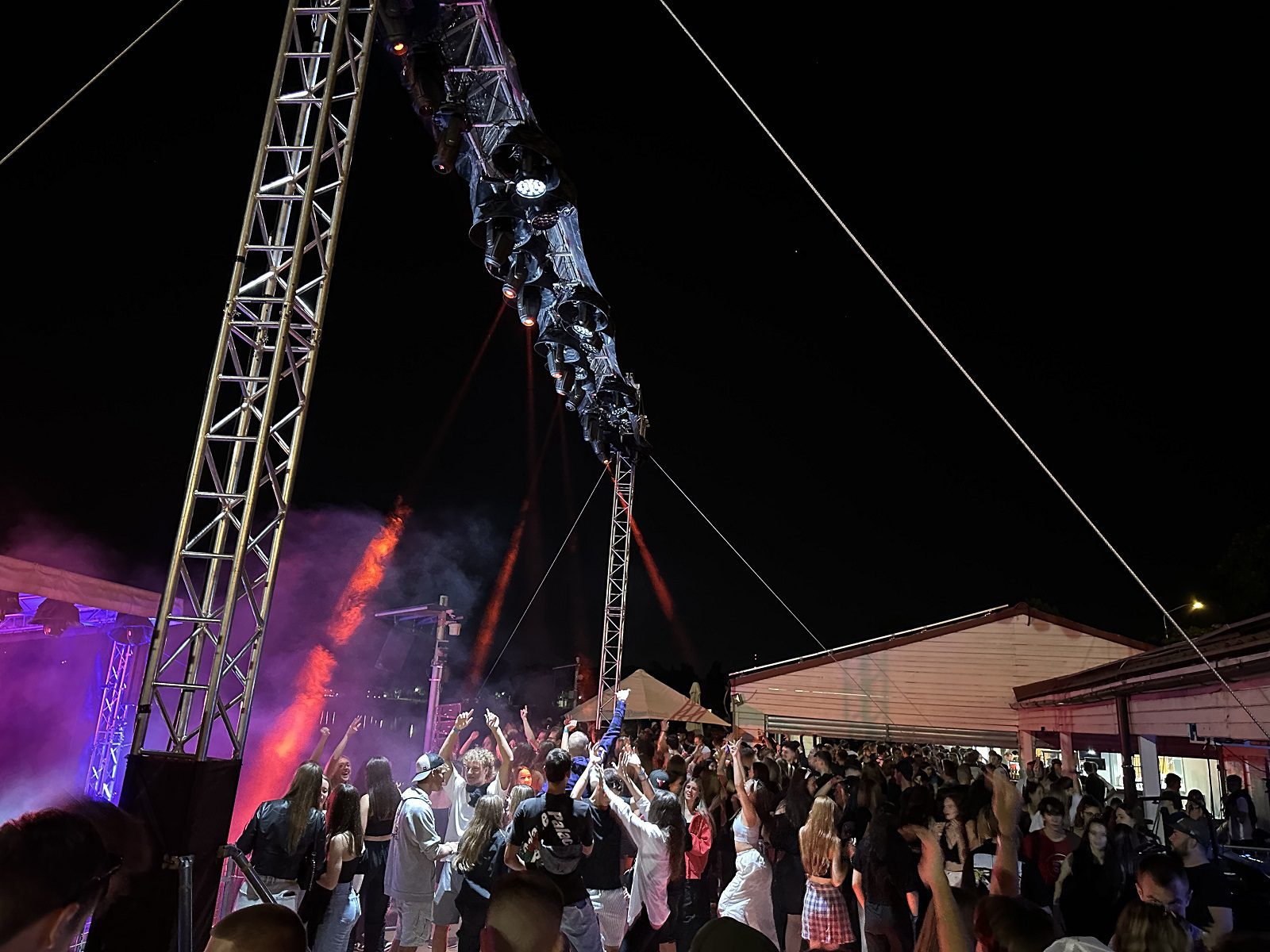 Hurricane_Wakelake_Endless party_ground support_osvetlenie_ozvučenie
