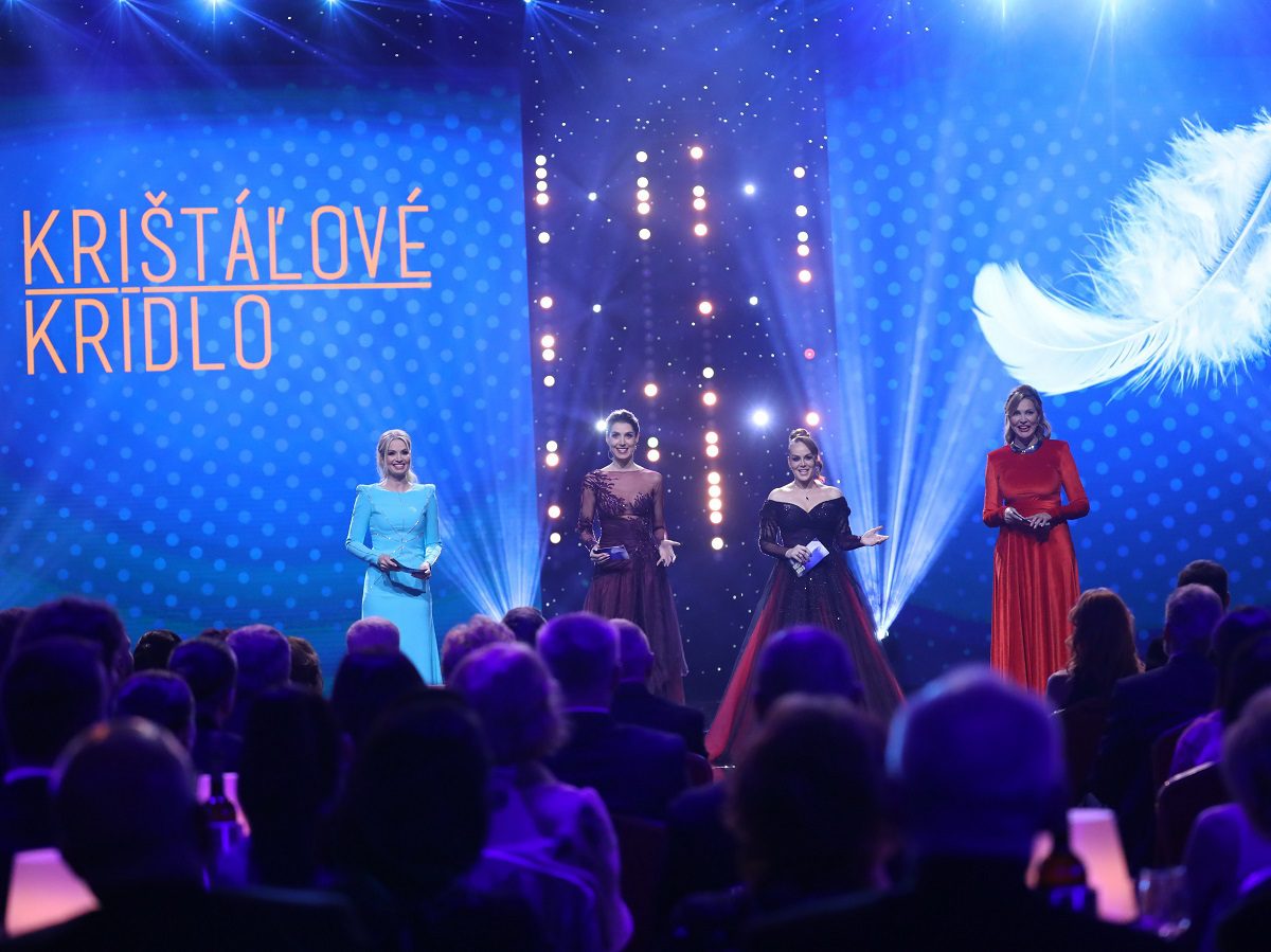 Kristalove kridlo_Hurricane_SND_LED obrazovka_ozvucenie_osvetlenie_moderatorky vecera