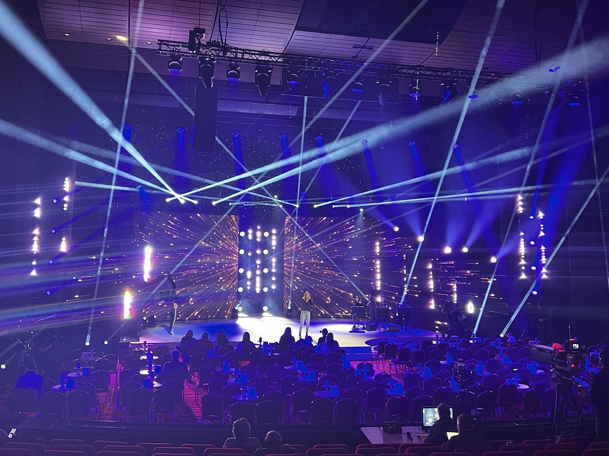 Kristalove kridlo_Hurricane_SND_LED obrazovka_ozvucenie_osvetlenie_scena_technika_Nela Pociskova