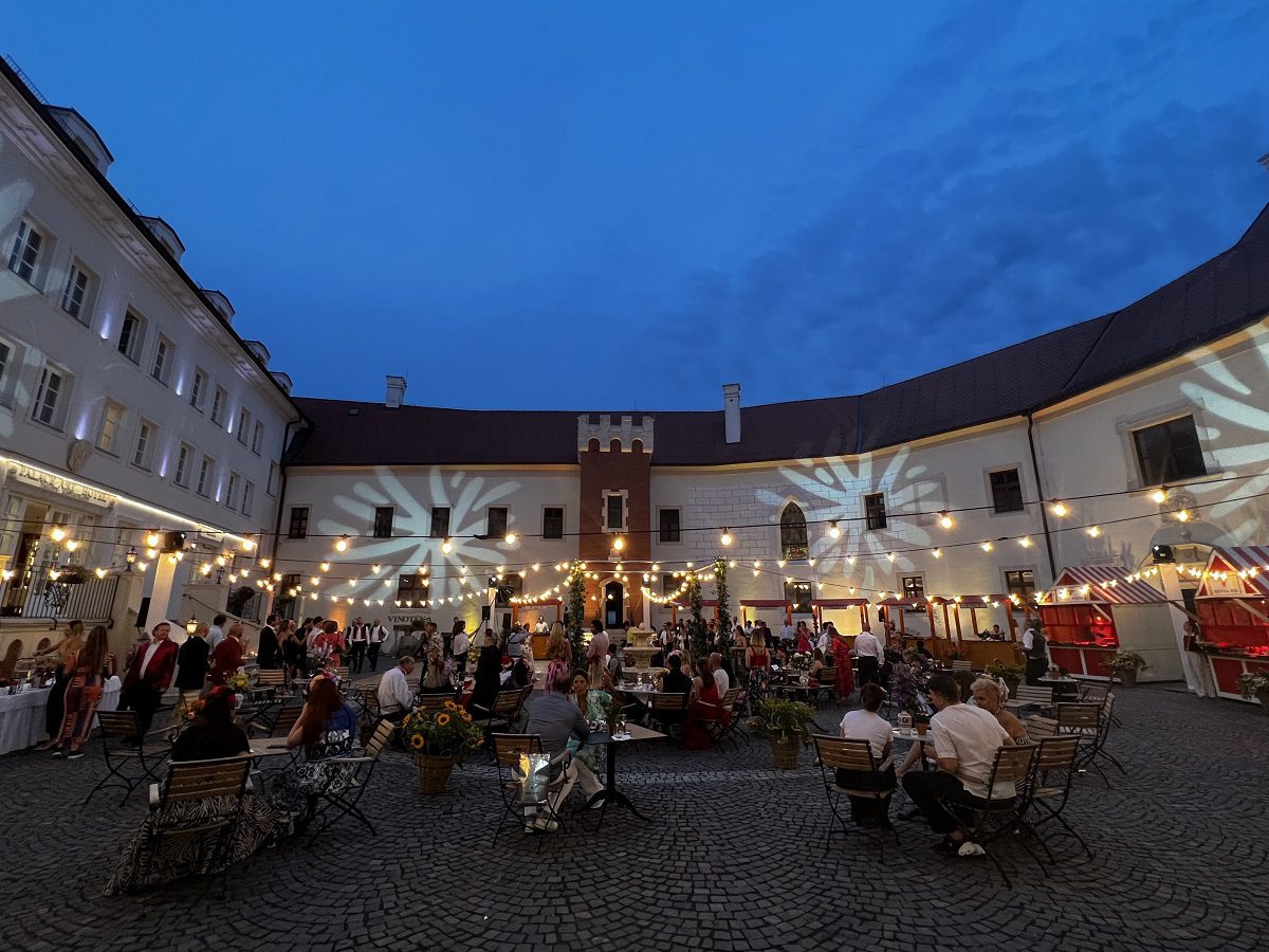 Preparations_wedding_courtyard_Simak_Castle_Hurricane_Slovakia_sound_light