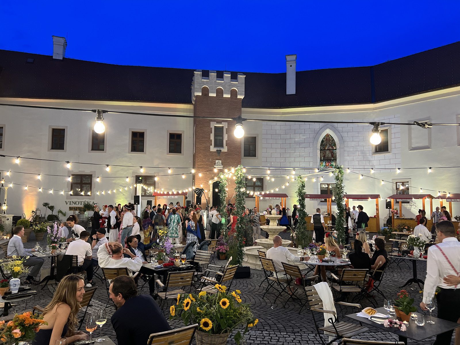 Preparations_wedding_courtyard_Simak_Lock_outdoor_Hurricane_Slovakia_sound_light