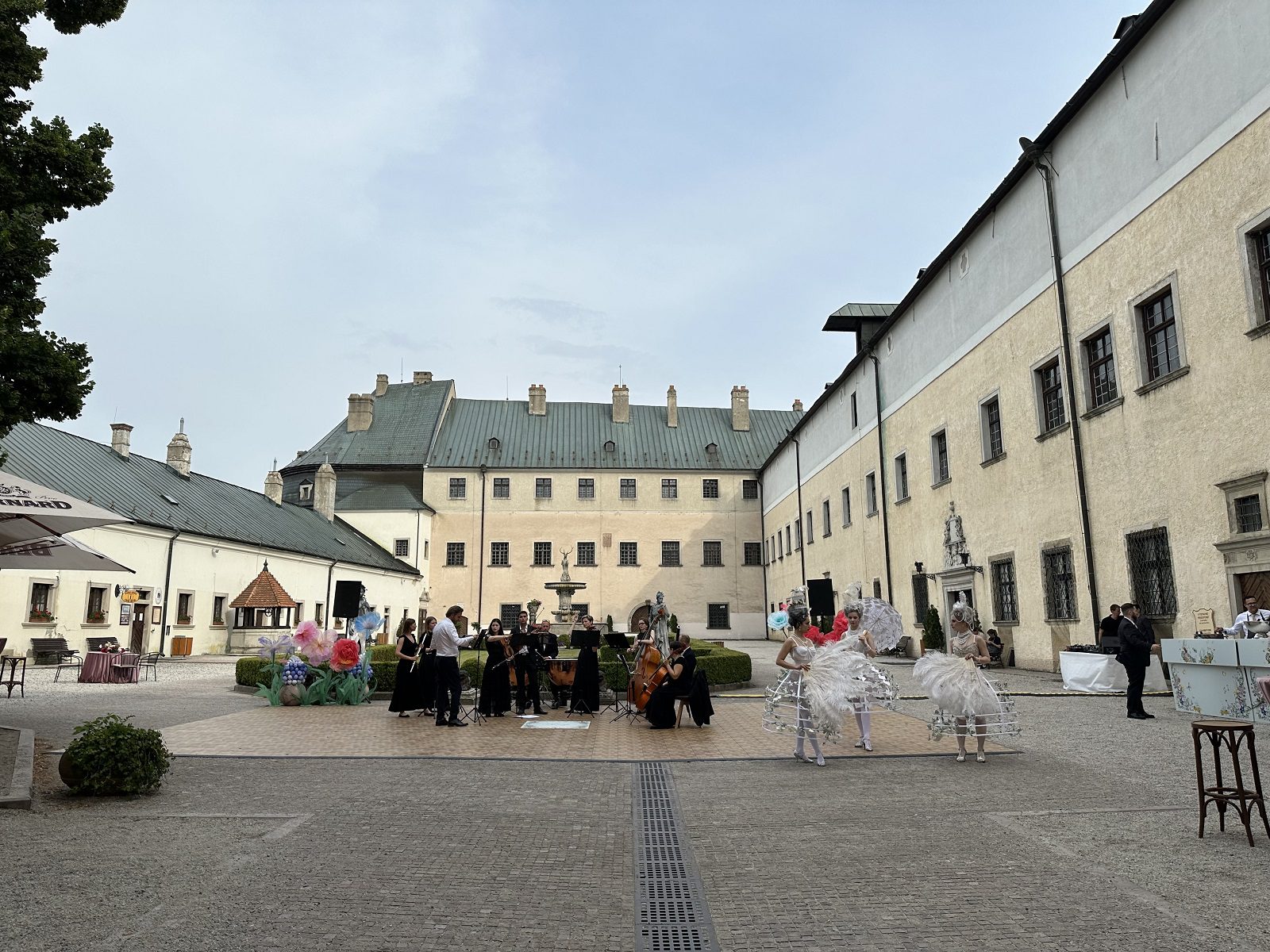 Wedding_Cedar_castle_courtyard_outdoor_Hurricane_Slovakia_sound_light