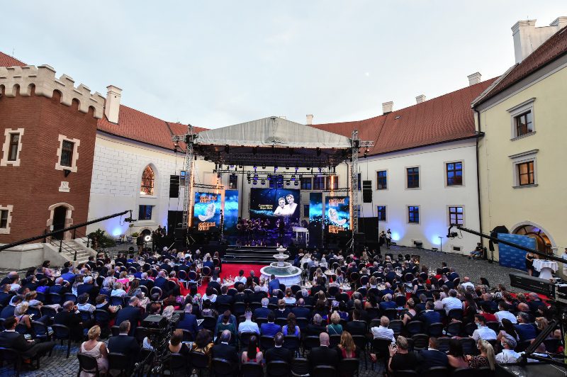 crystal_wing_hurricane_zamok_simak_pezinok_roof_podium_highlighting_LED_2