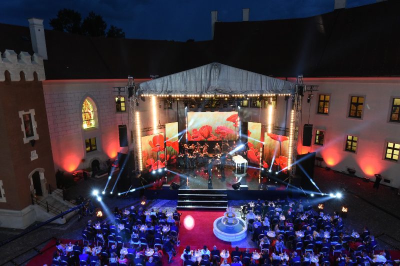 crystal_wing_hurricane_zamok_simak_pezinok_roof_podium_highlighting_LED_8