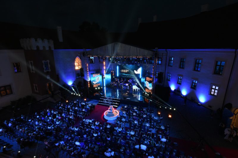 crystal_wing_hurricane_zamok_simak_pezinok_roof_podium_highlighting_LED_9