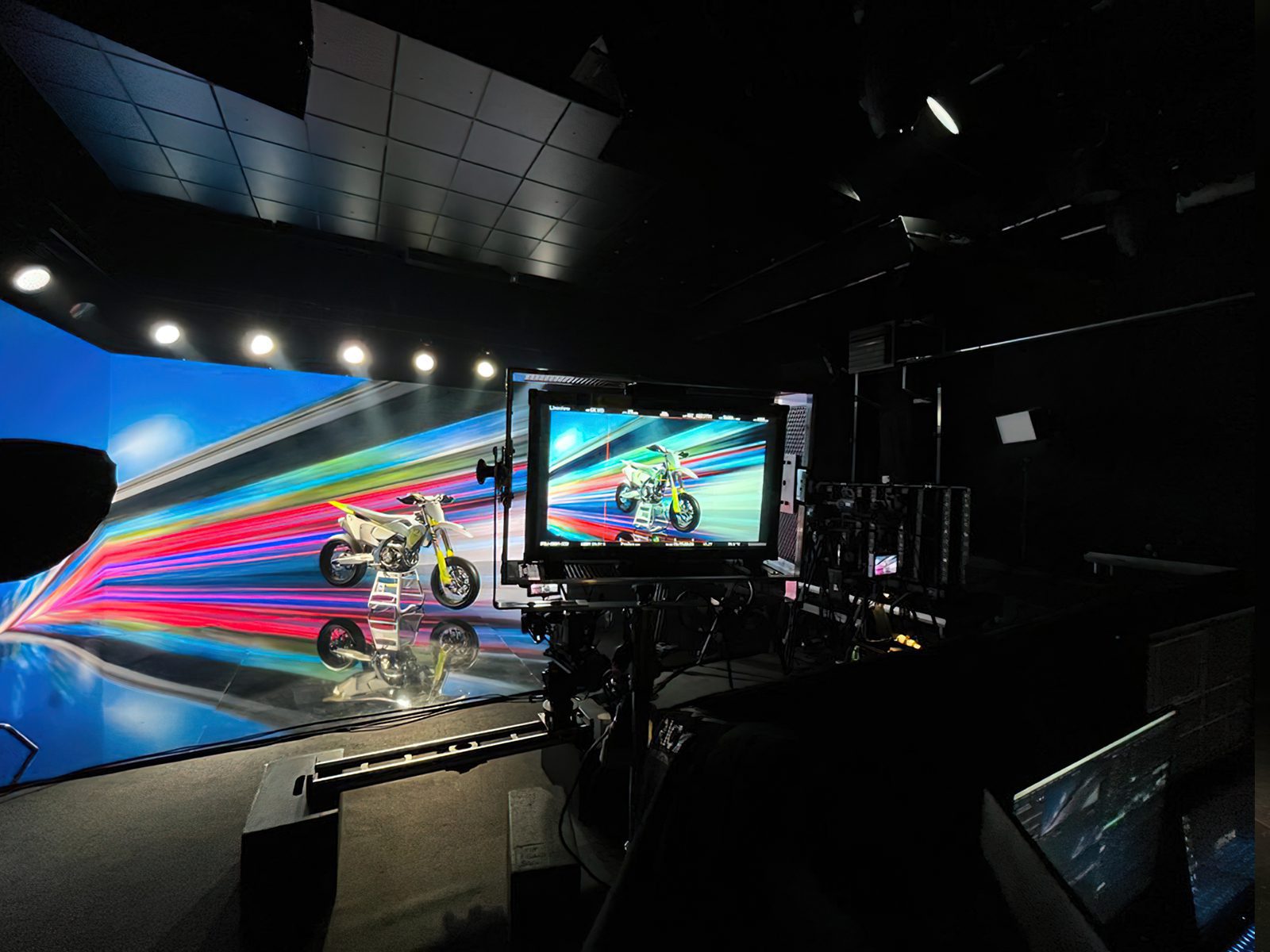 new level studio_hurricane_husqvarna_led obrazovka_motocykel_reklamny spot_kamery